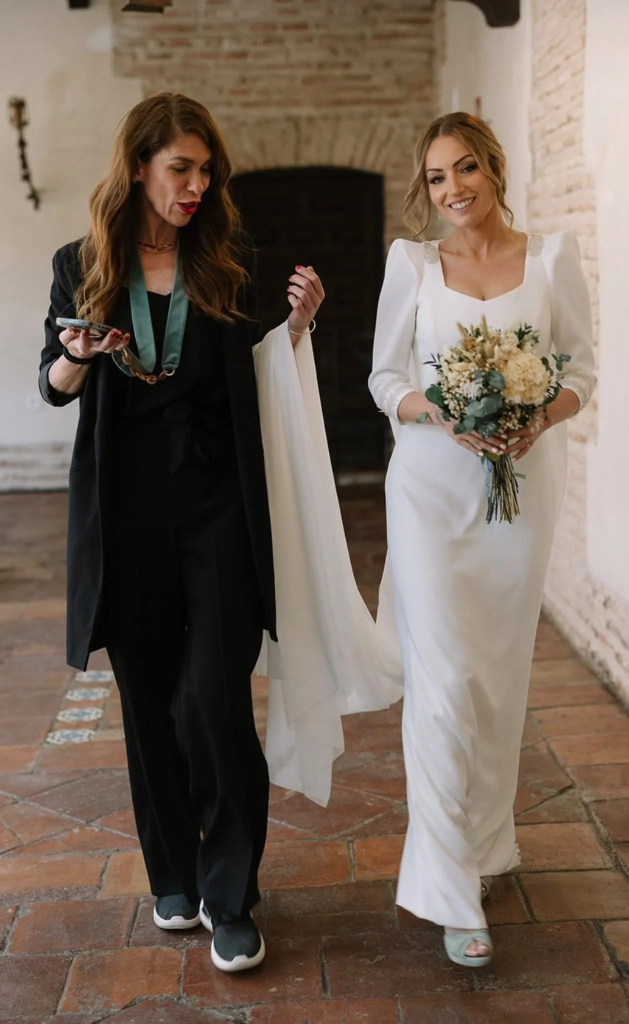 Daniela Da Pozzo acompañando a la novia desde la suite hasta su ceremonia civil de boda.