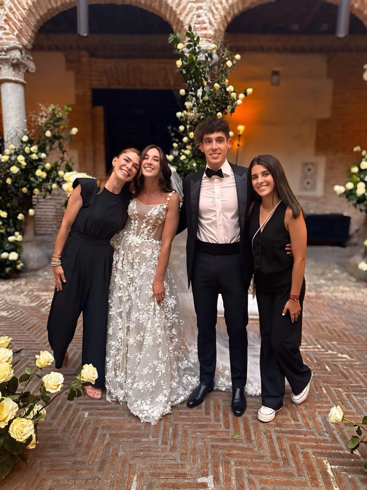 Daniela Da Pozzo y Cristina Romero con los novios durante la celebración de su boda, junto a la decoración floral de la ceremonia civil.