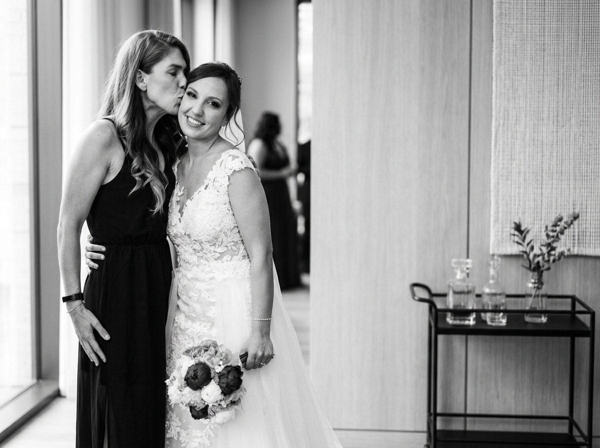 Novia recibiendo un beso durante su celebración de boda