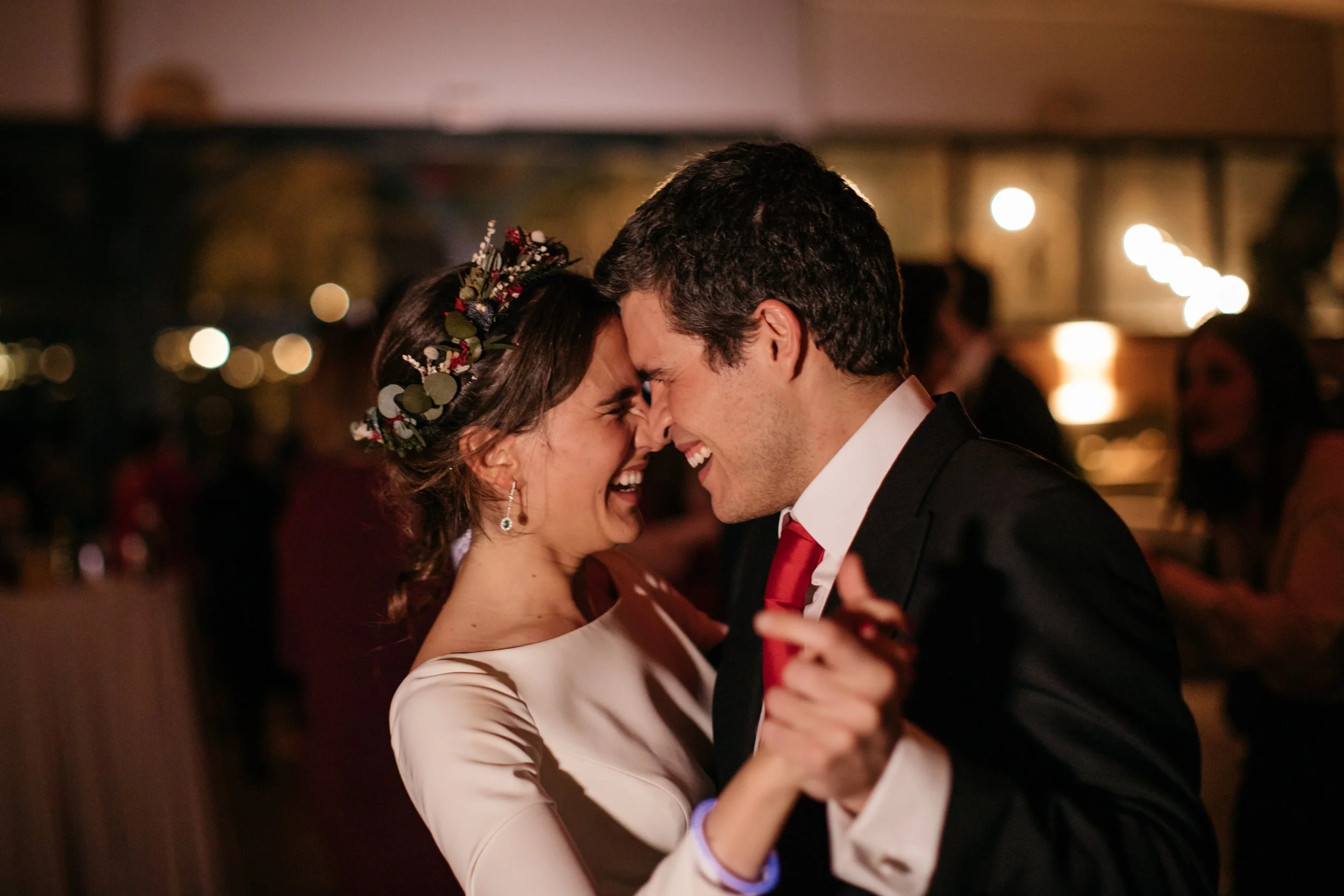 Los novios abriendo el vals durante la celebración nocturna de su boda.