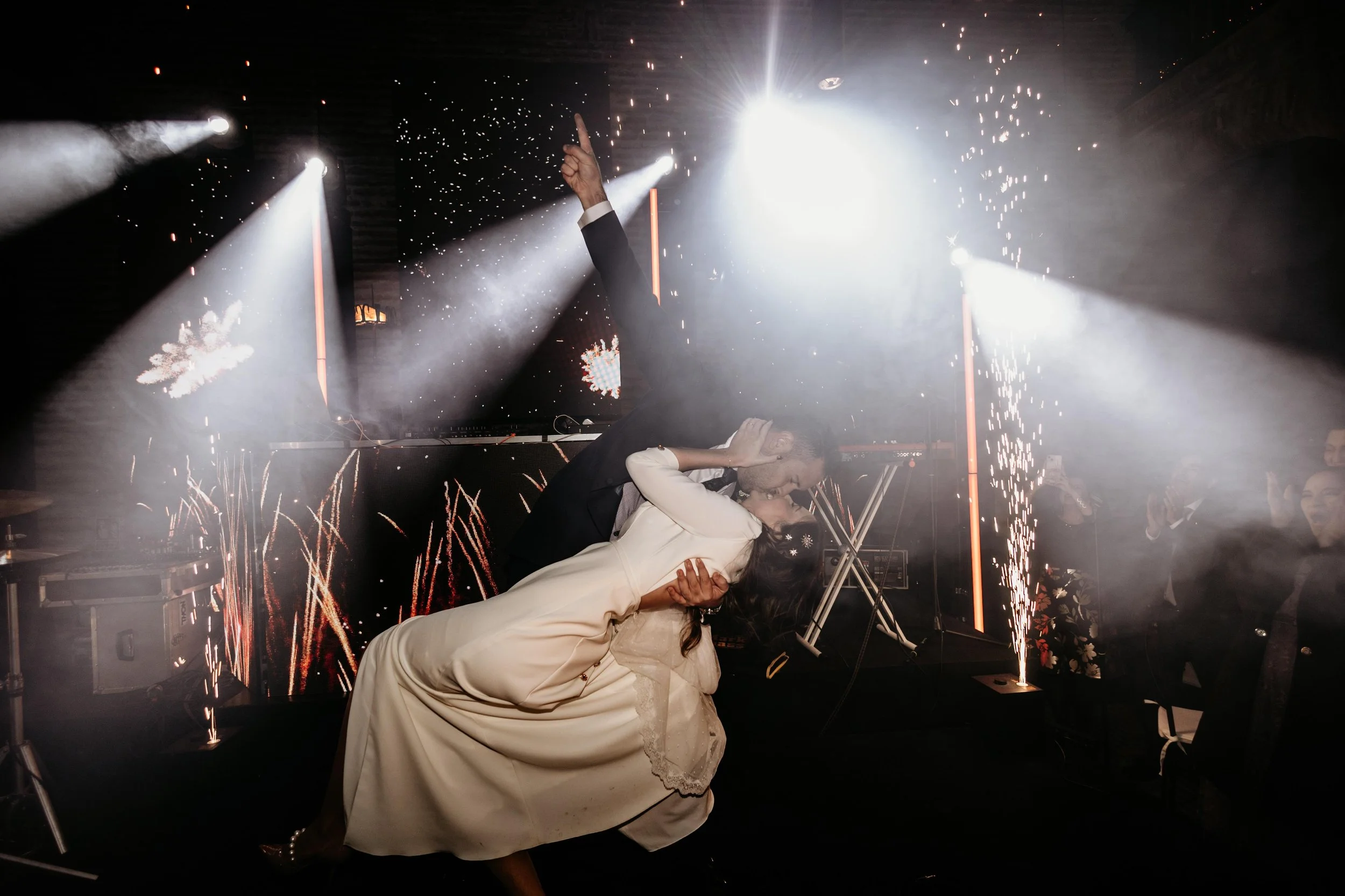 Pareja bailando durante su boda con iluminación de escenarios