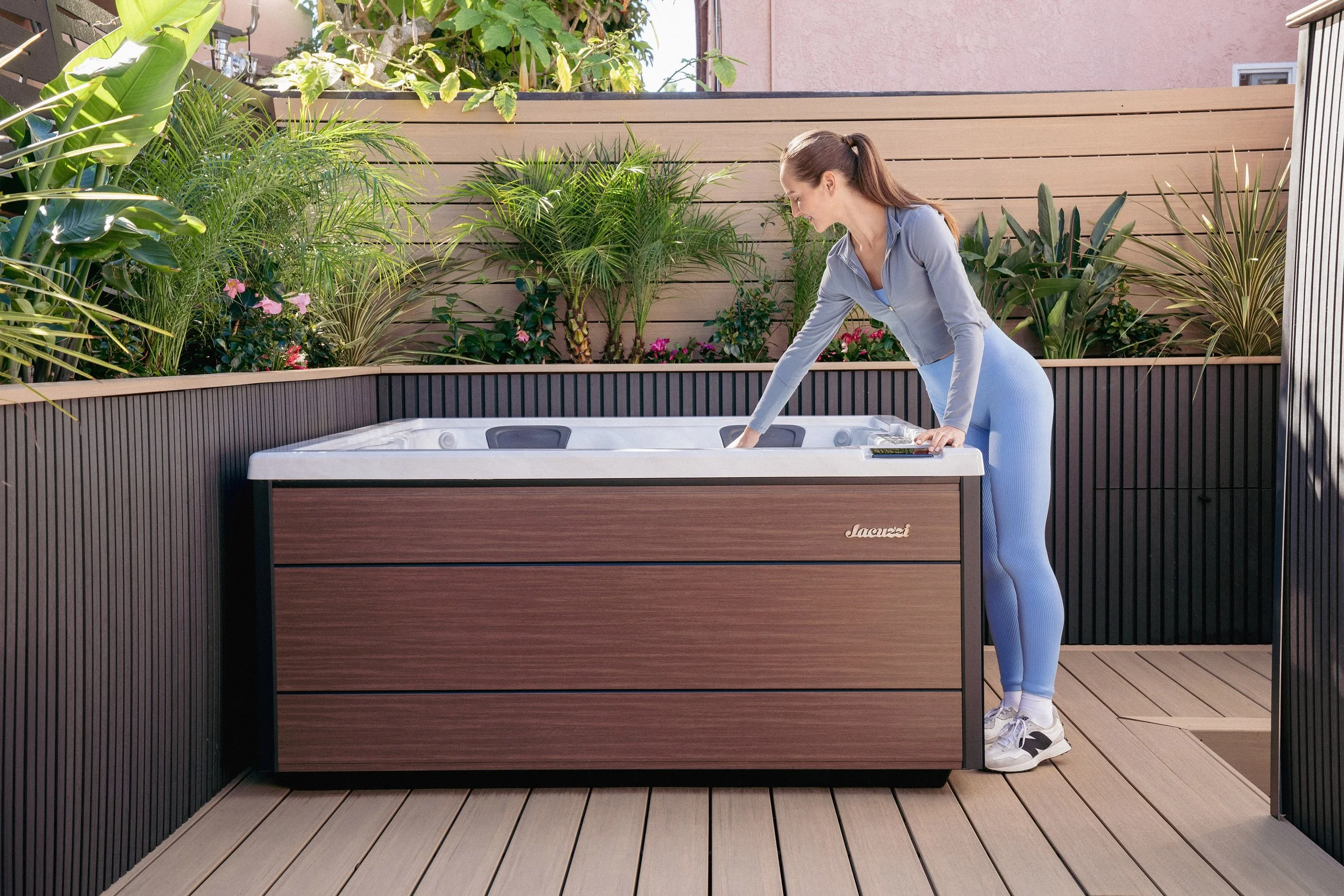 JHT_J404_Platinum_ModernHardwood_Woman_Mid_02_smaller.jpg