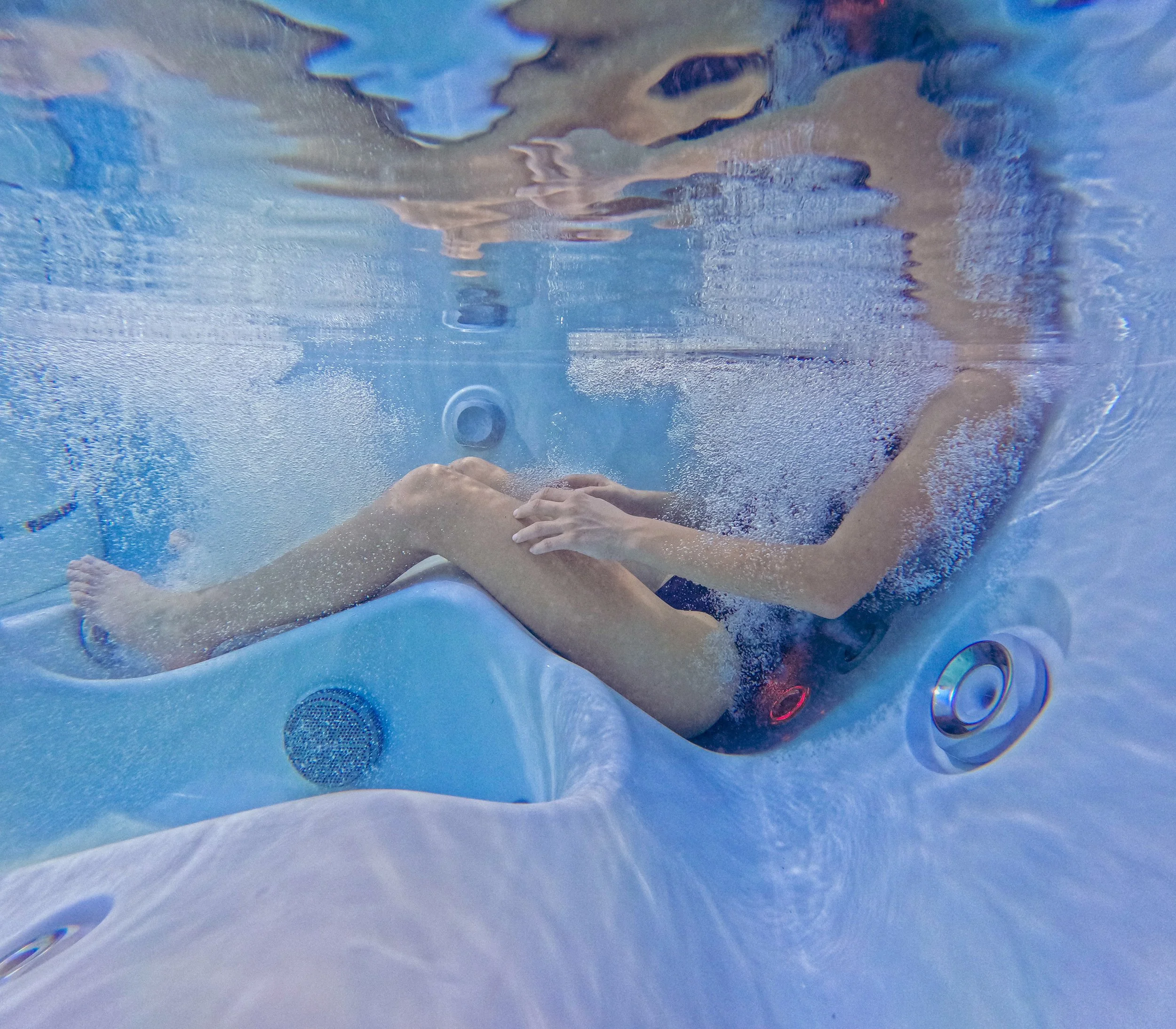 JHT_J404_Platinum_IR_Lights_Woman_Underwater_01_Smaller.jpg