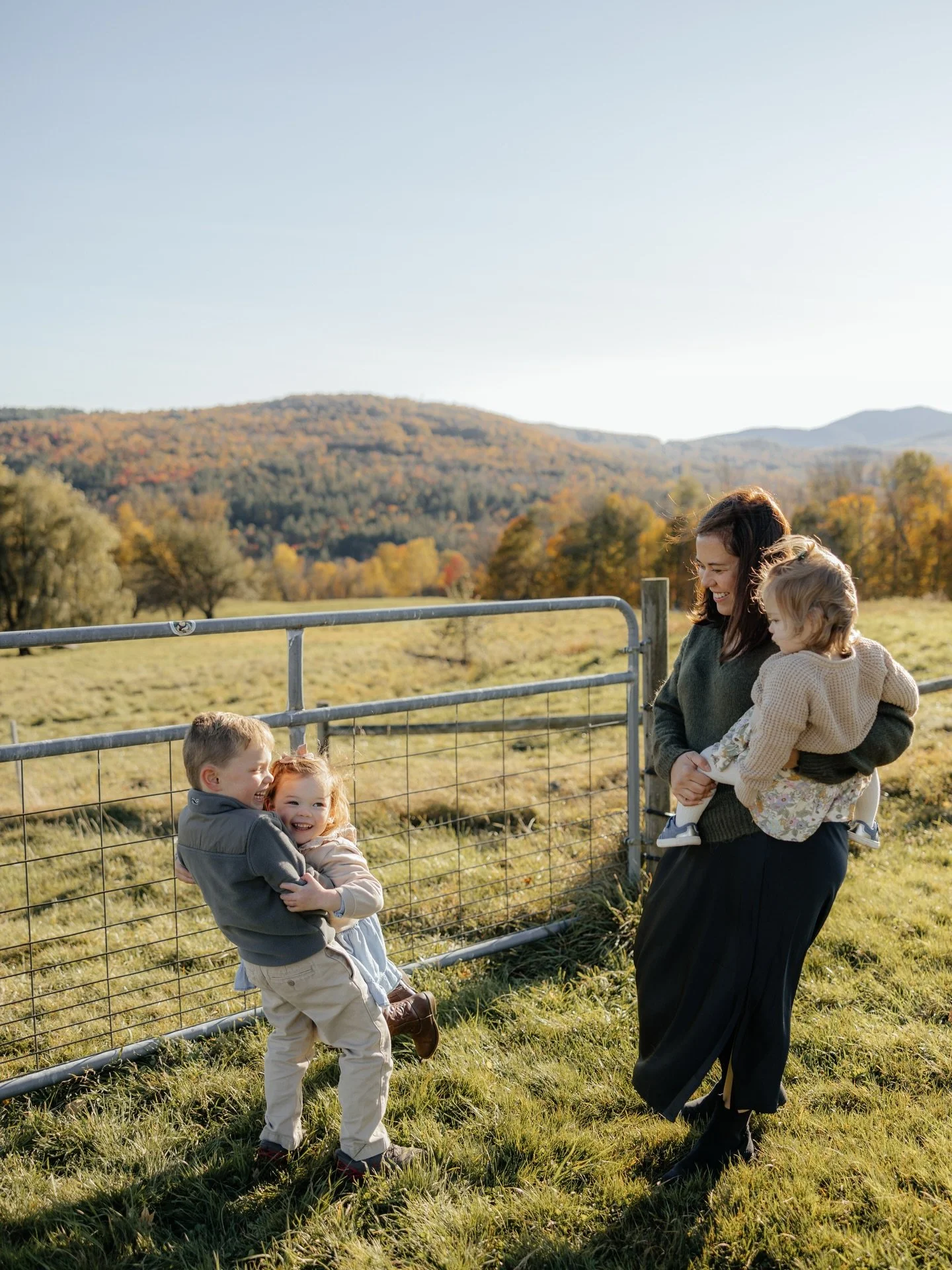 A sunny autumn morning in the mountains of Vermont

Thankful for days like these &amp; for laid back family sessions 🤍
