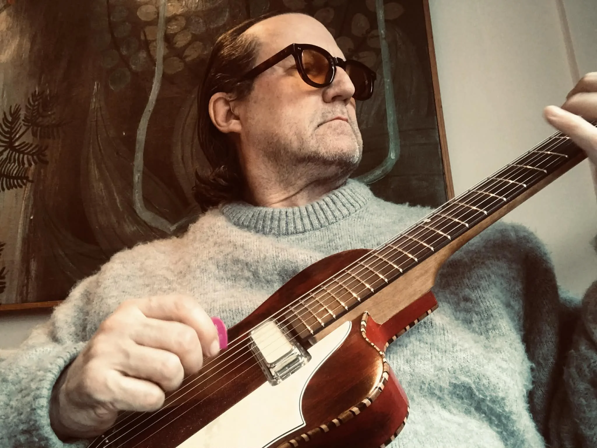 Max Schultz playing his Herlin Guitar, built by Jim Herlin, suitable for fingerpicking, jazz and roots blues