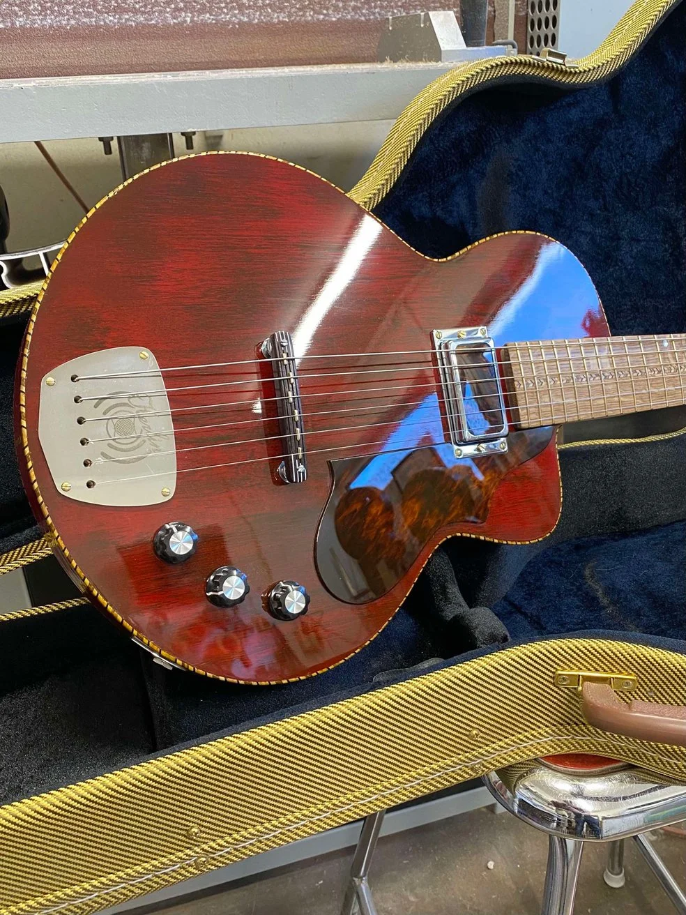 Hawaiian rope binding detail on Nymph guitar, blending Scandinavian craft, folklore and Weissenborn‑inspired aesthetics