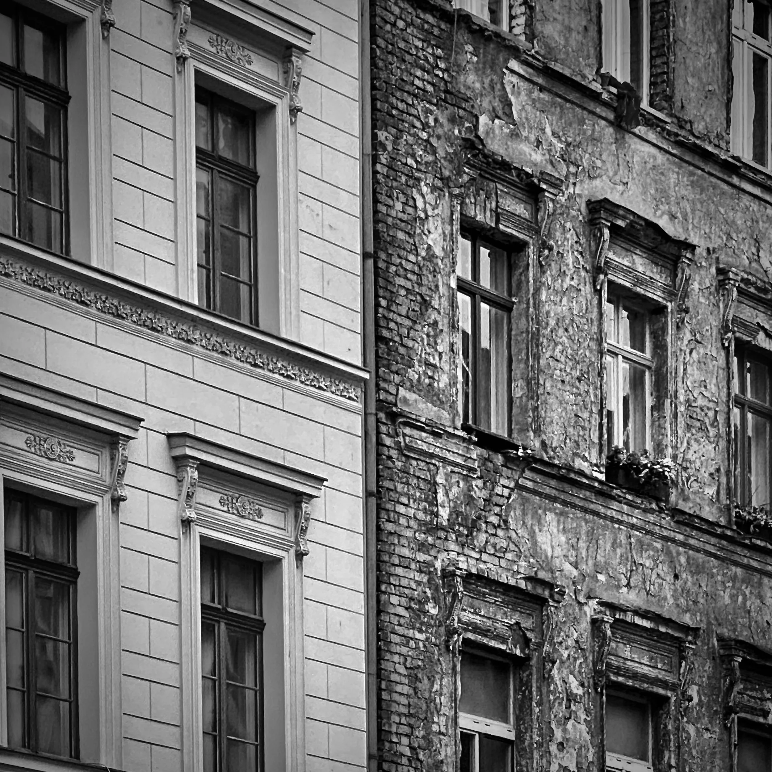 Vergleich zweier Fassaden: Eine moderne, gut erhaltene mit hellen Wänden und dekorativen Elementen, daneben eine alte, verfallene mit beschädigten Mauern und ungepflegten Fenstern.