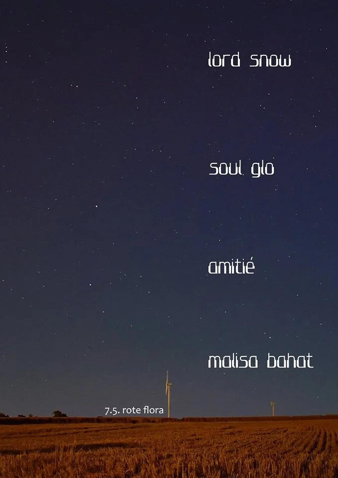 Night sky with stars, wind turbines on a field, and text in Portuguese including 'lord snow,' 'soul glo,' 'amizade,' 'malisa bahat,' and '7.5. rote flora'.