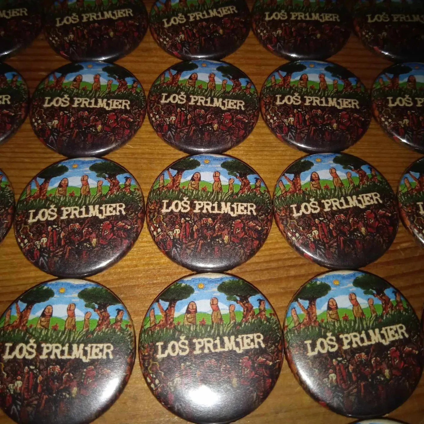 Collection of buttons with artwork depicting a rural scene and the text "Los Primjer" on each.