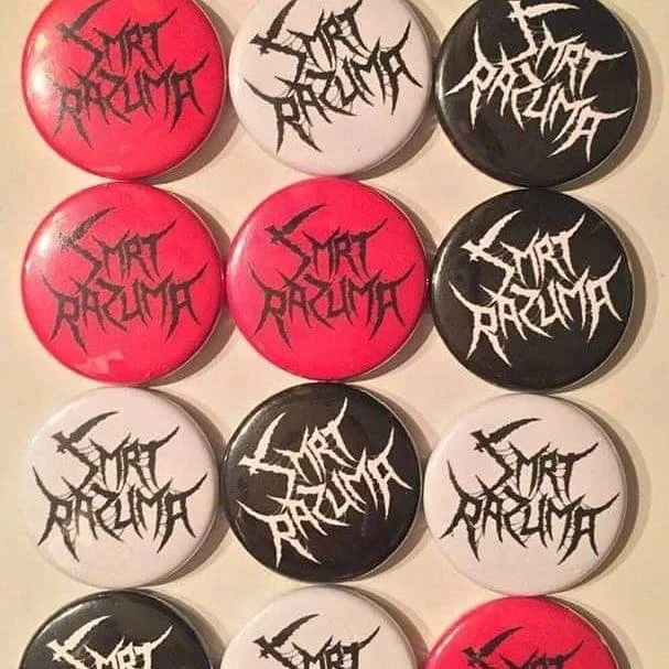 Nine circular buttons with the words 'Smrt Razuma' written in a stylized black or white font on red, black, or white backgrounds.