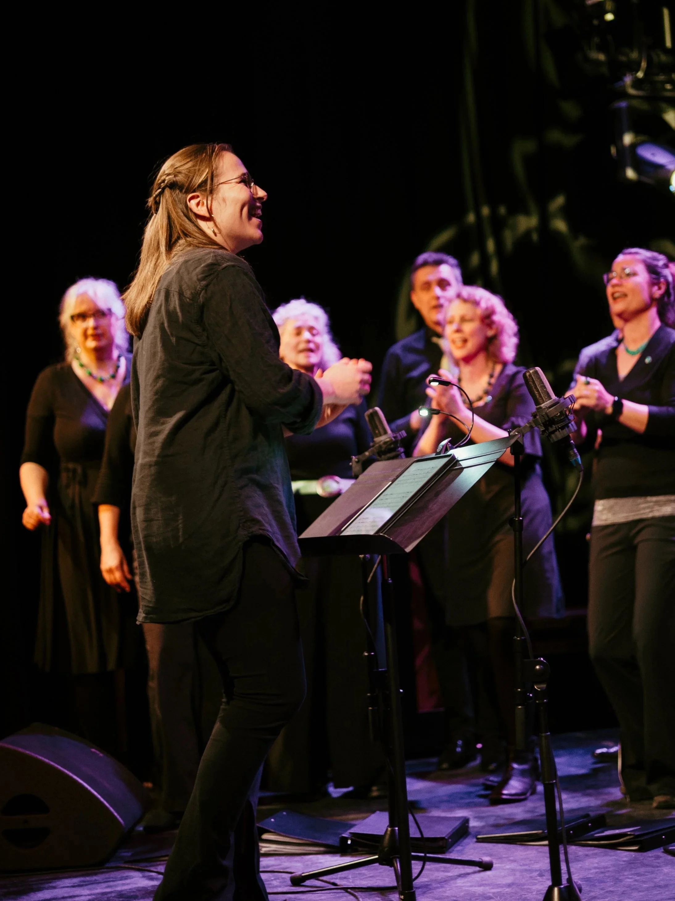 Koor in Almere. Samen zingen in Almere. Zingen in een koor. Repetitie van het koor. A capella. Reperteren met muziek en zang. Dirigent Froukje de Kanter. Zingen in Oosterwold, Nobelhort, Almere Stad, Almere Haven, Almere Buiten