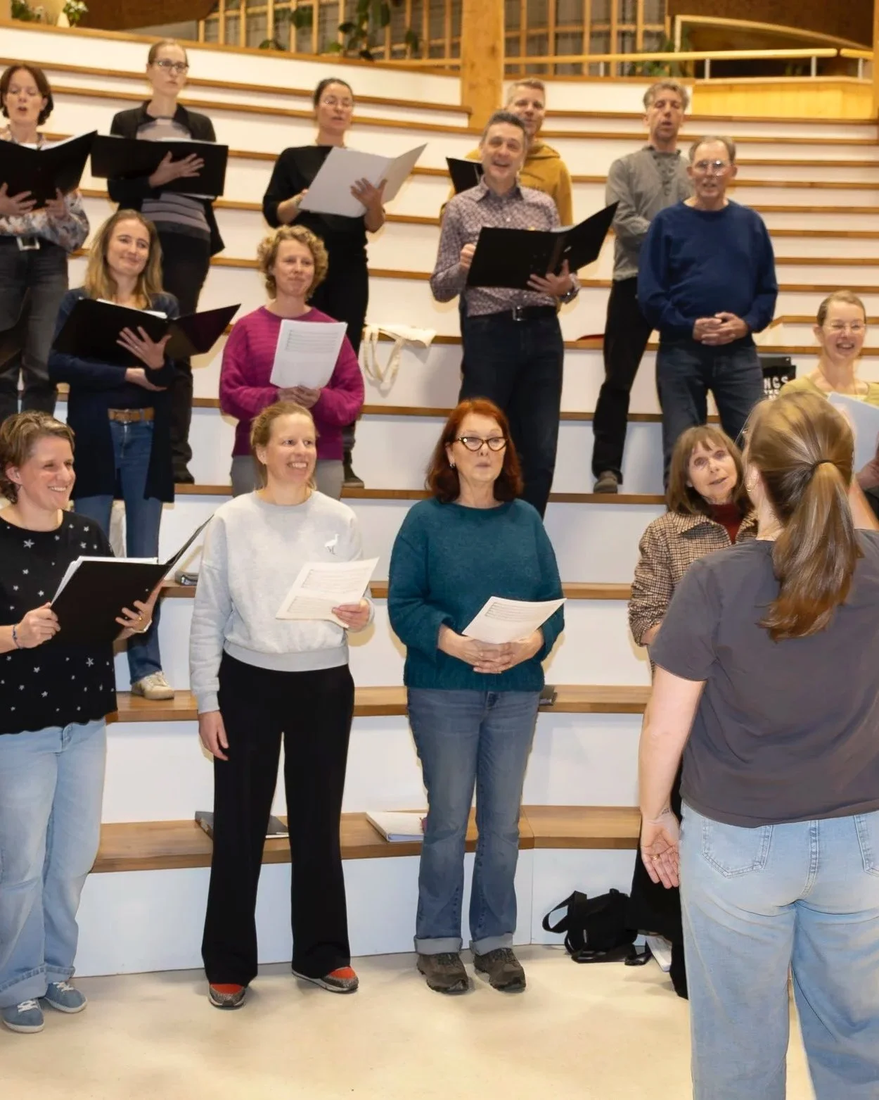 Koor in Almere. Samen zingen in Almere. Zingen in een koor. Repetitie van het koor. A capella. Reperteren met muziek en zang. Dirigent Froukje de Kanter. Zingen in Oosterwold, Nobelhort, Almere Stad, Almere Haven, Almere Buiten
