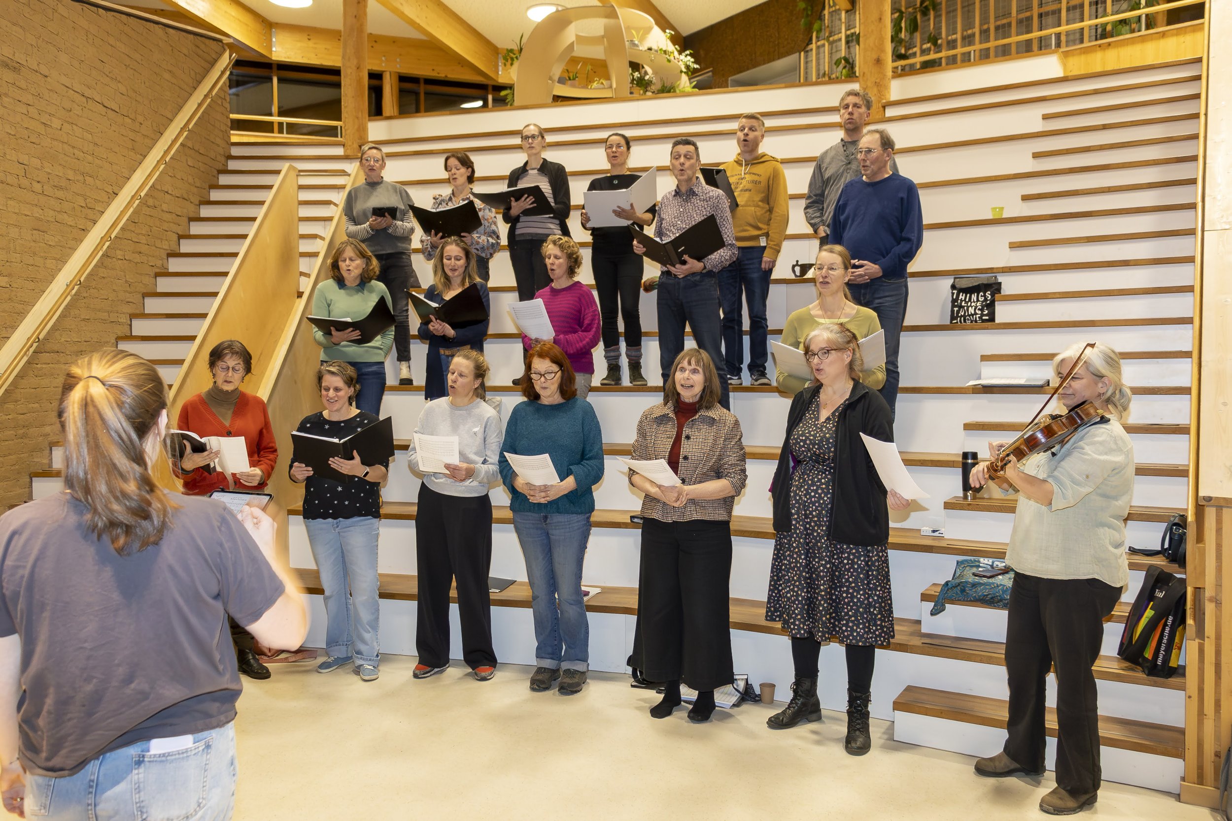Koor in Almere. Samen zingen in Almere. Zingen in een koor. Repetitie van het koor. A capella. Reperteren met muziek en zang. Dirigent Froukje de Kanter. Zingen in Oosterwold, Nobelhort, Almere Stad, Almere Haven, Almere Buiten