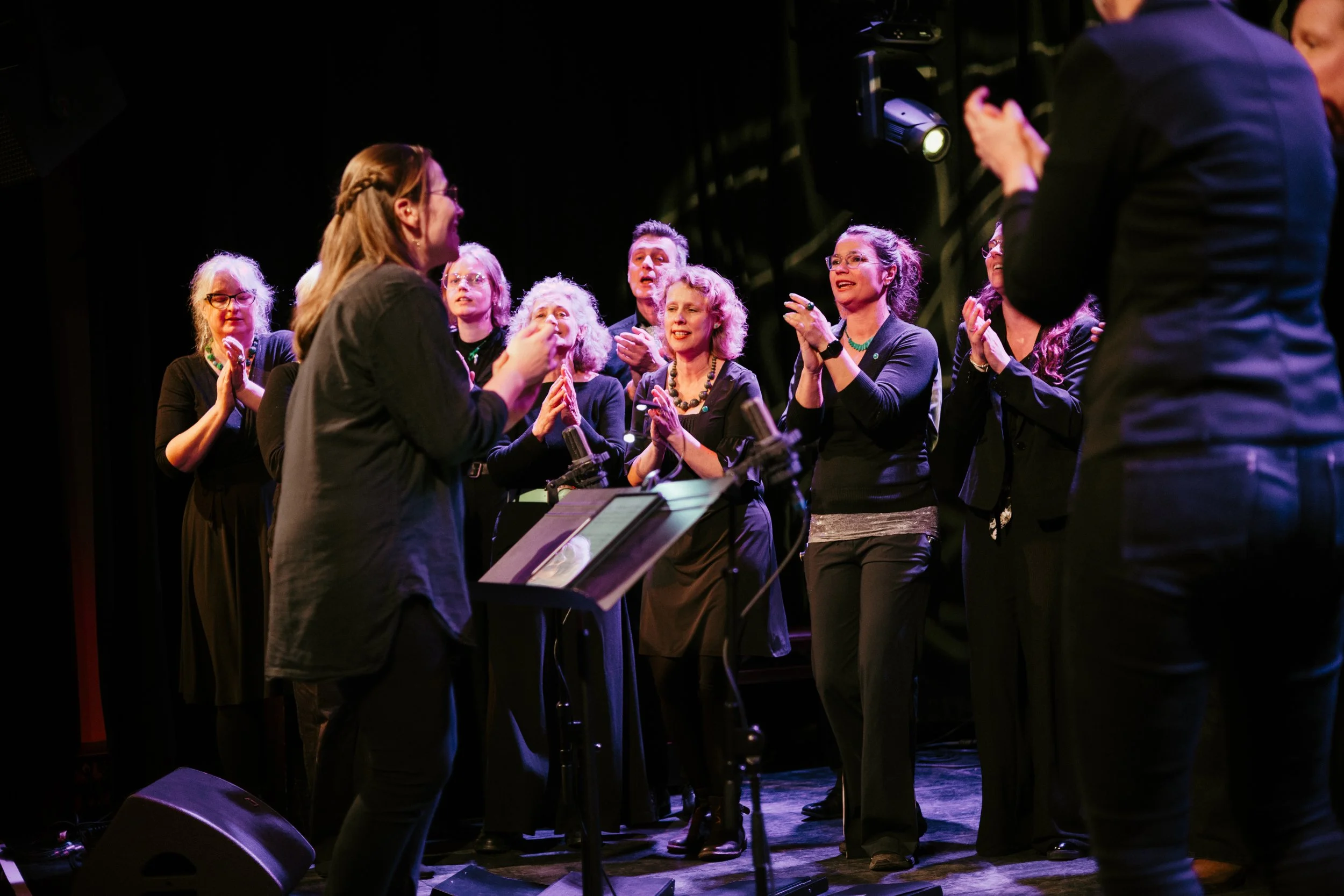 Het Hoge Zee Koor Almere zingt in Paradiso