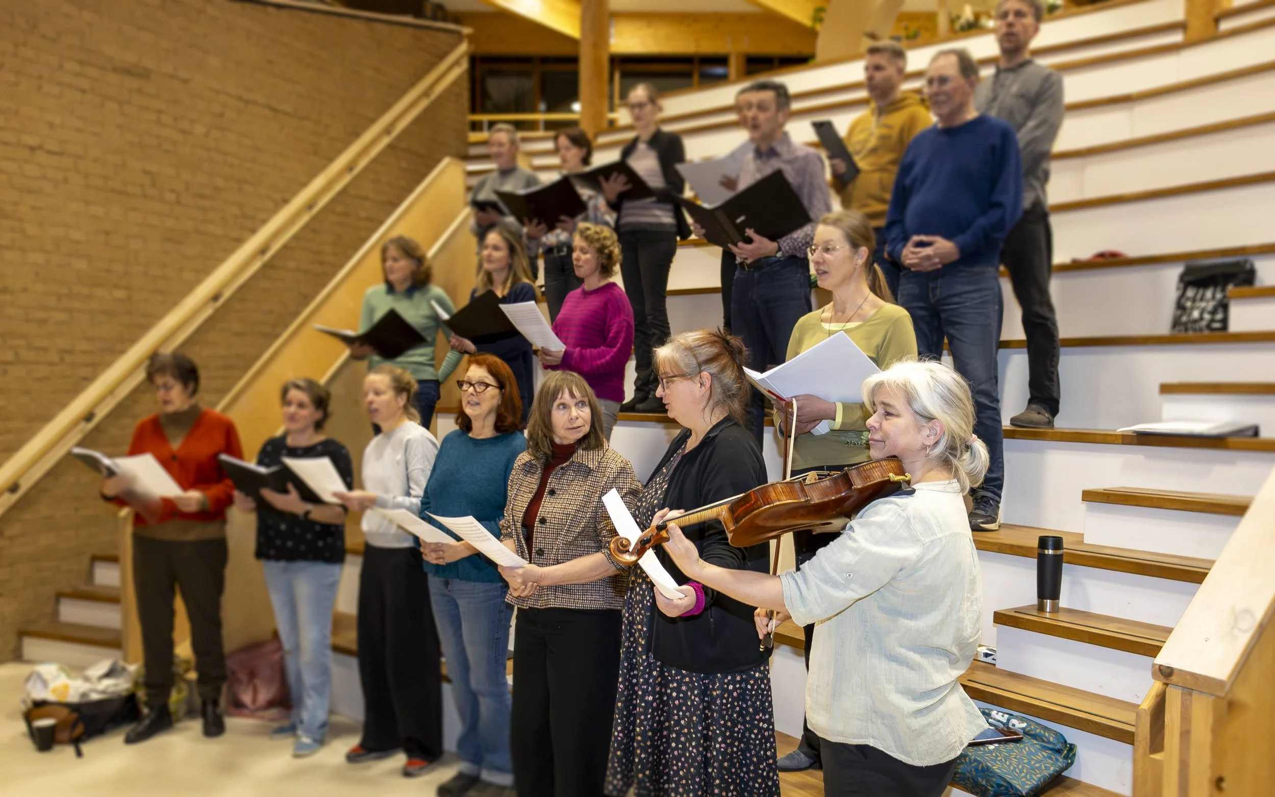 Koor in Almere. Samen zingen in Almere. Zingen in een koor. Repetitie van het koor. A capella. Reperteren met muziek en zang. Dirigent Froukje de Kanter. Zingen in Oosterwold, Nobelhort, Almere Stad, Almere Haven, Almere Buiten
