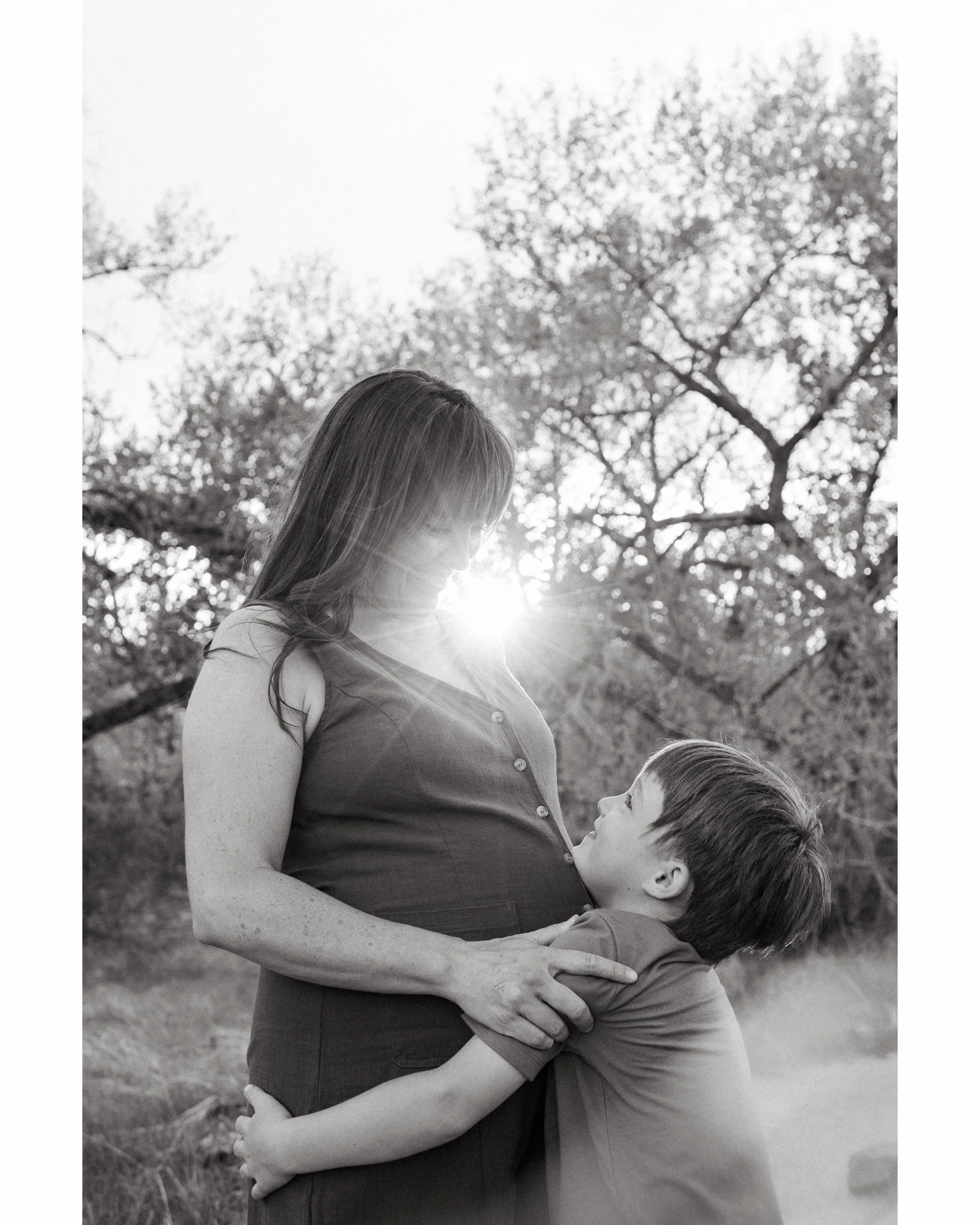 Mom wanted a session to remember when it was just the two of them. Can&rsquo;t wait to capture the arrival of an unexpected newcomer later this summer. ❤️❤️❤️

You can book a mini session or a full session via the link in my bio or by visiting my web