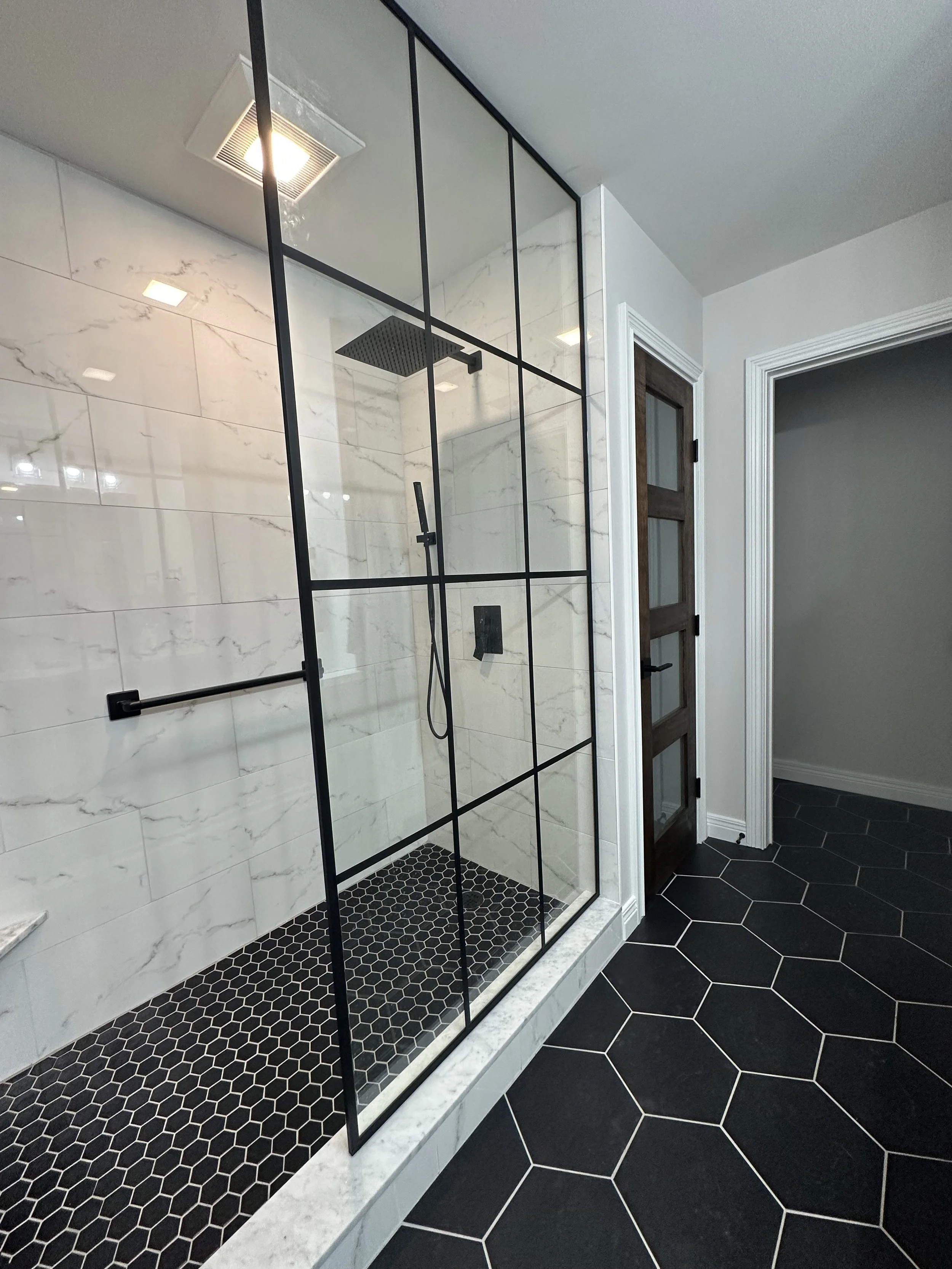 black and white master bathroom
