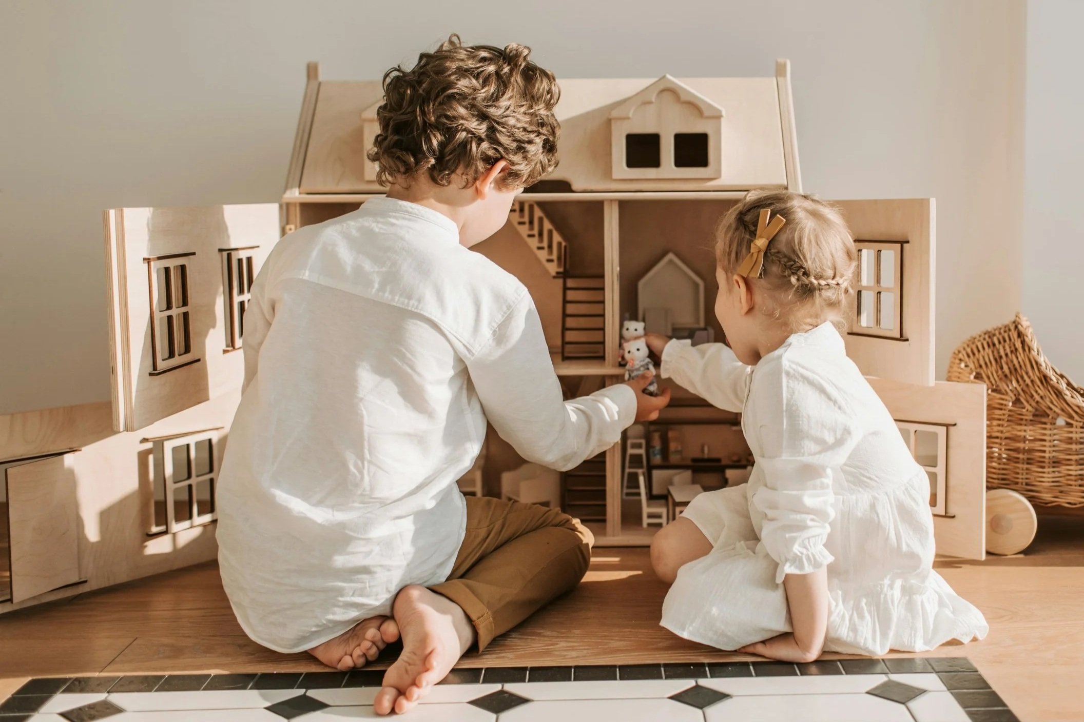 two children playing, autplay therapist Samuel Palmquist