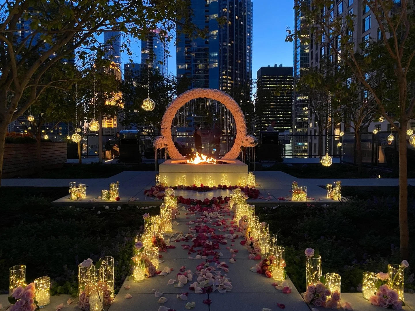 Thoughtfully planned moments make all the difference 🤍

Need help with ideas for your proposal? Send us a message 💌

#proposal #chicago #inspo #decor