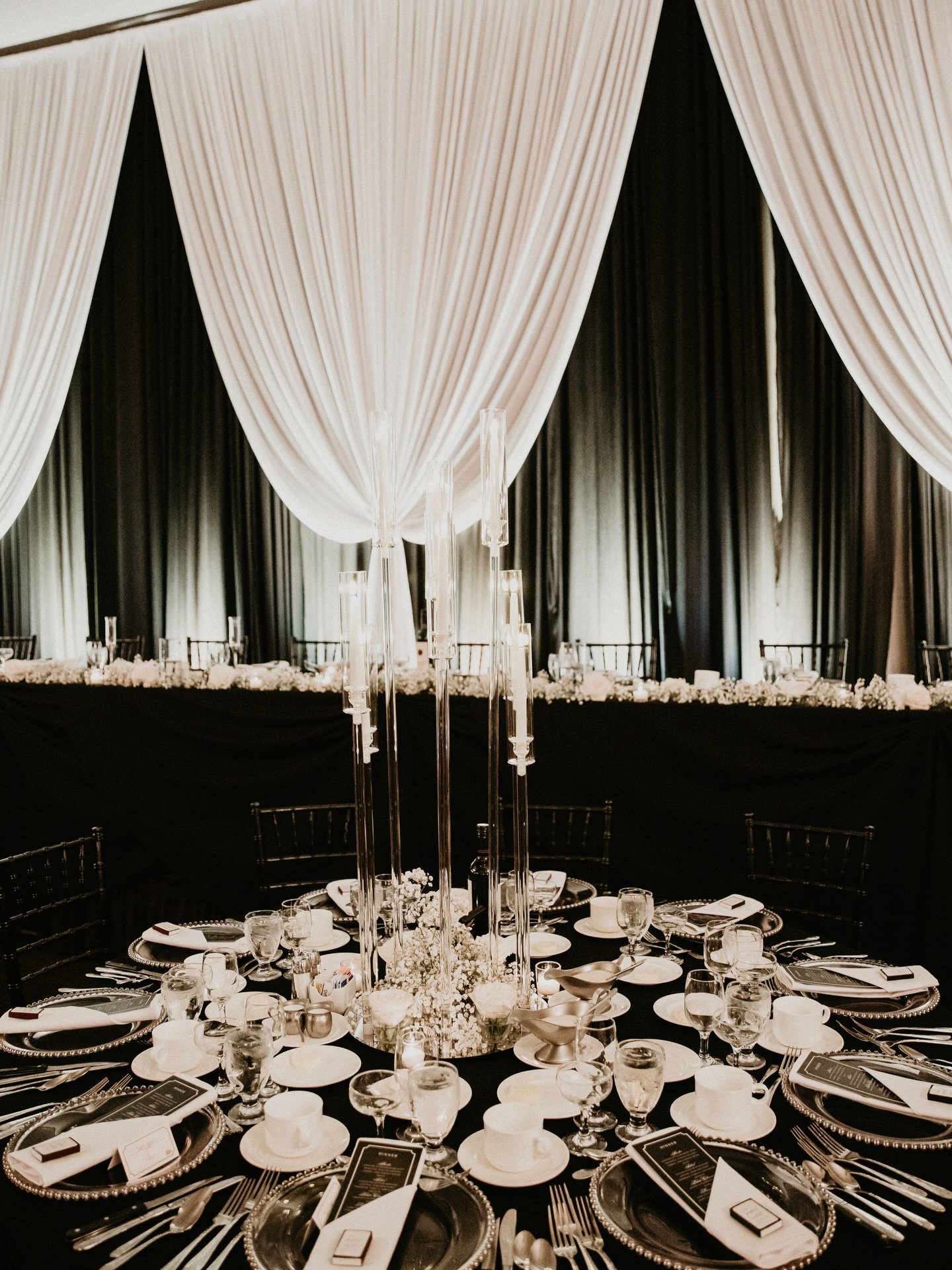 A statement backdrop at Drury Lane ✨
Designed to compliment the space and elevate the celebration without overpowering it. 
Thoughtful details make all the difference. 

Venue: @drurylaneproductions 
Our gorgeous bride: @lizrose_1 
Photographer: The 