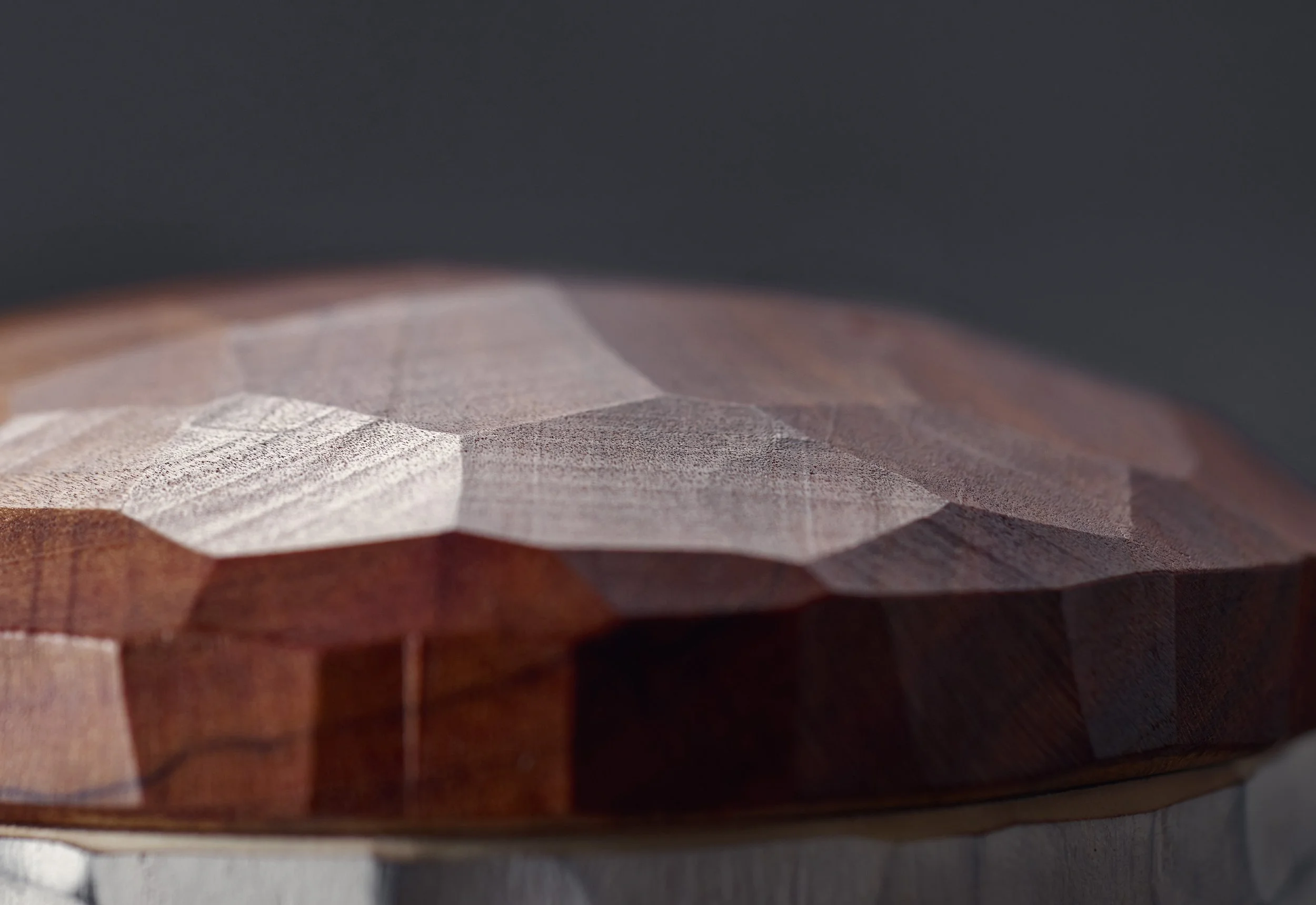 Nahaufnahme eines geschnitzten Holzdeckels aus Zwetschgenholz.