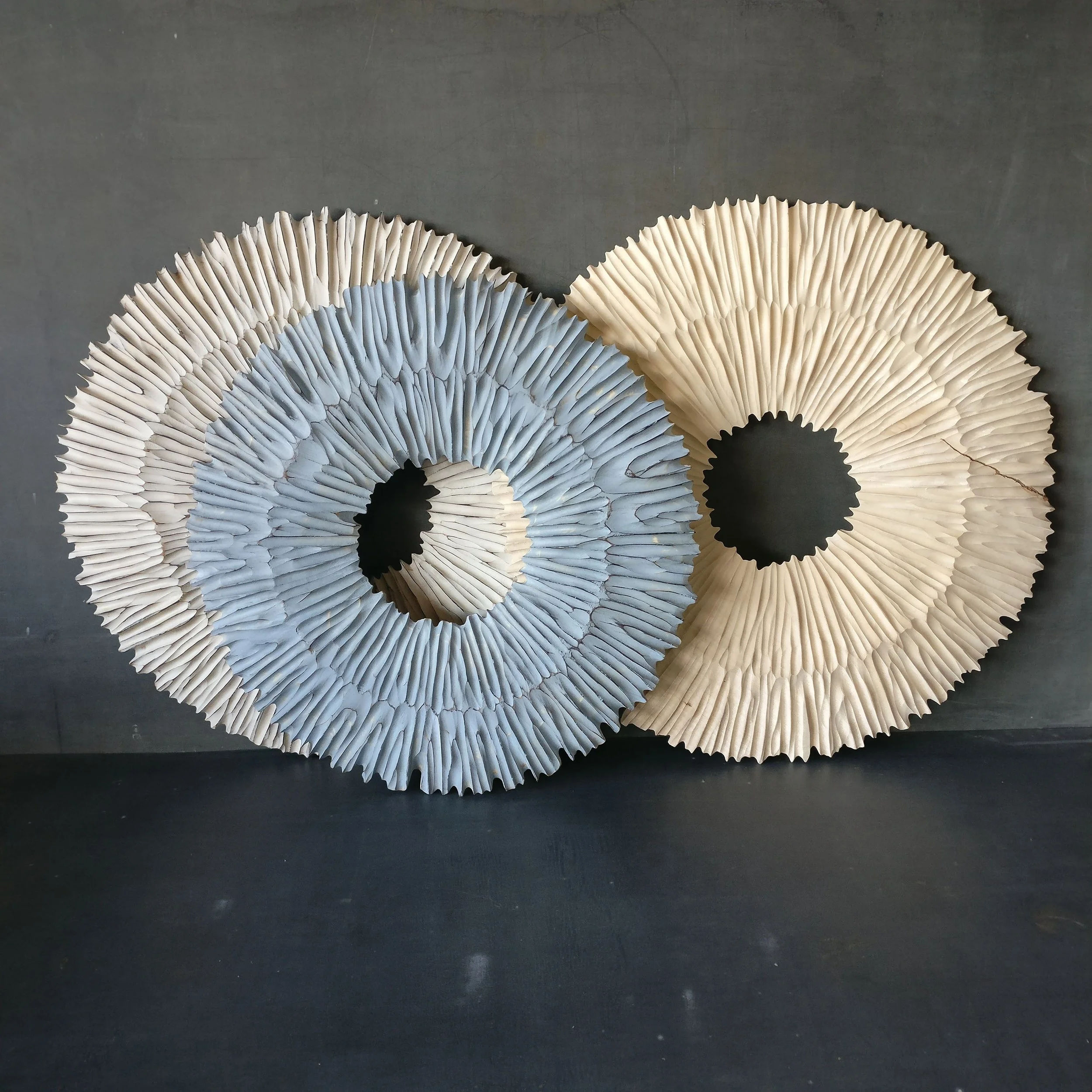 	

Mehrere kreisförmige dekorative Objekte aus Massivholz gefertigt. Geriffelte Struktur in verschiedenen Farben. Ähnlich der Iris im menschlichen Auge. Freistehend oder als Wandobjekt.