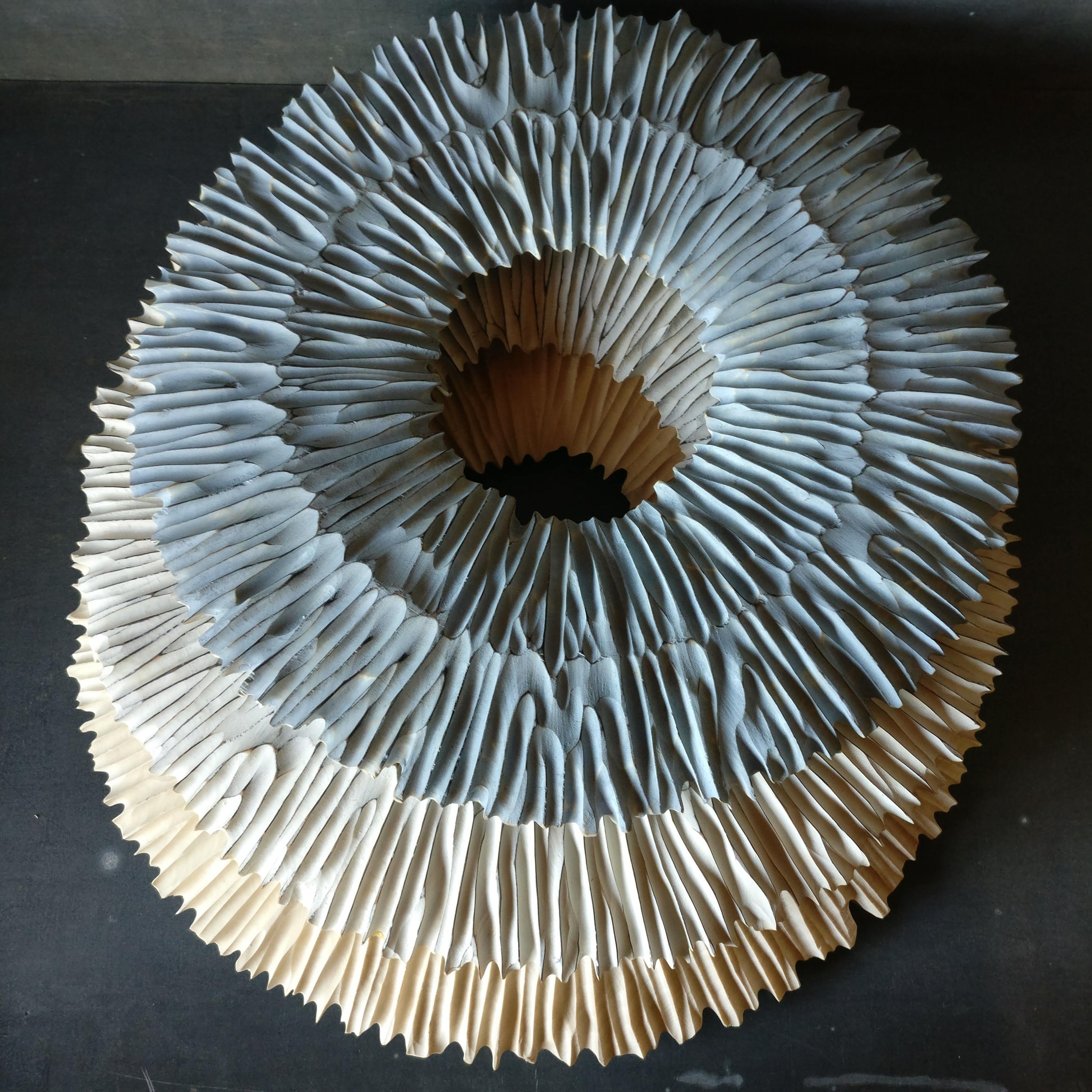 	

Mehrere kreisförmige dekorative Objekte aus Massivholz gefertigt. Geriffelte Struktur in verschiedenen Farben. Ähnlich der Iris im menschlichen Auge. Freistehend oder als Wandobjekt.