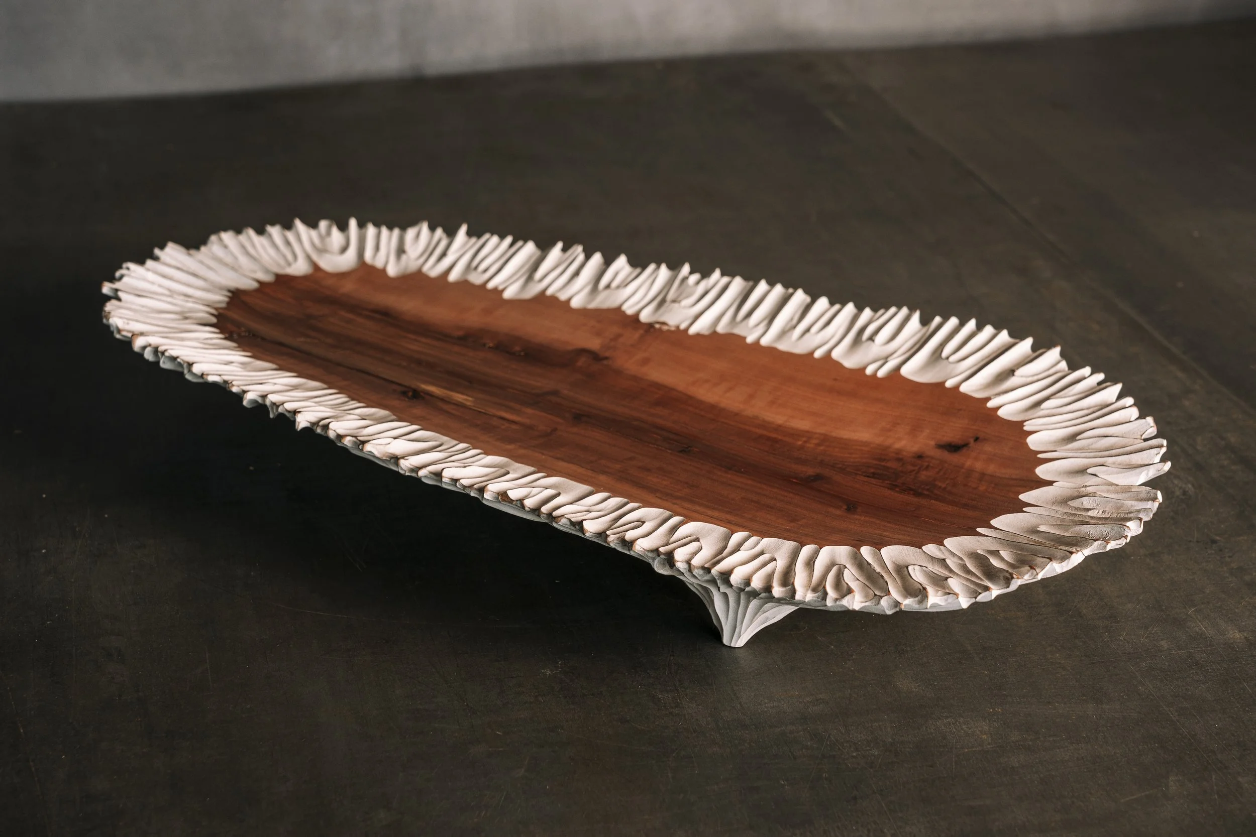 Dekorative flache Holzschale aus Apfelholz mit strukturiertem geriffelten Rand in weiß.