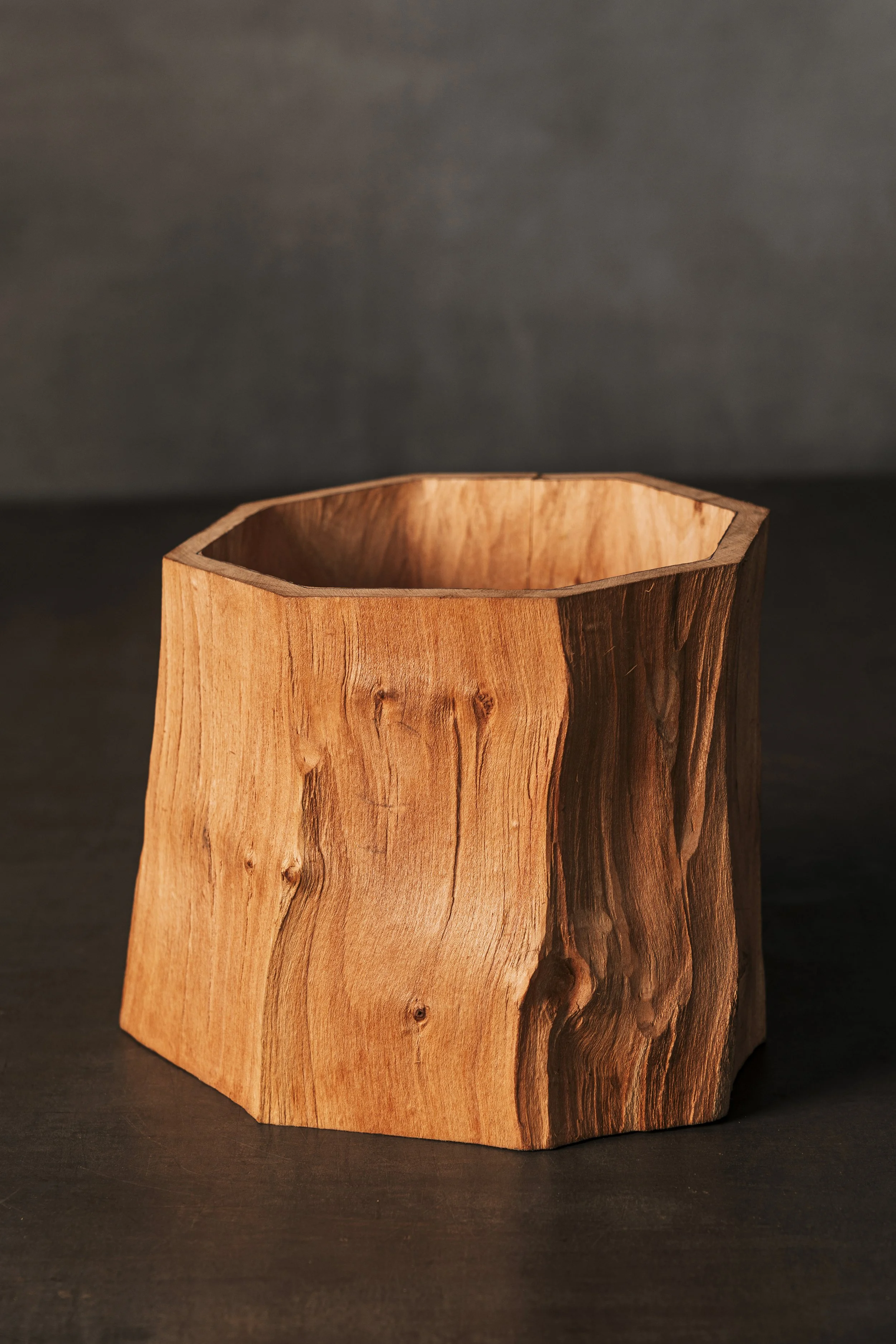 Geschnitzte Holzdose mit gespaltener Oberfläche ohme Deckel.
Interiordesign. 