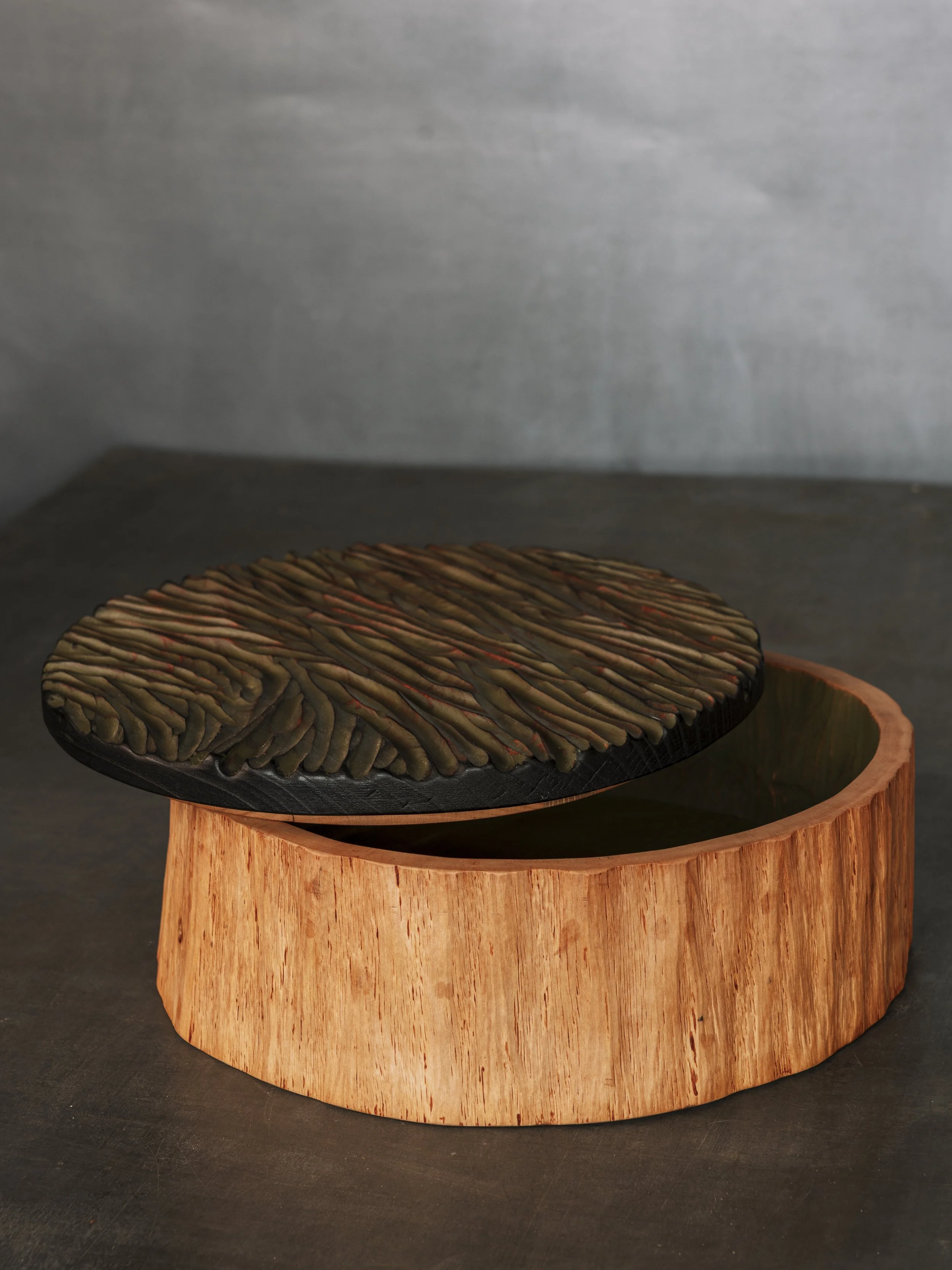 Großer runder Holzbehälter aus einem massiven Stück Holz gearbeitet, auch shrinkpot genannt.
Der Deckel ist mit einer geriffelten Struktur versehen und grün bemalt.
Holzdose. Urne aus Holz. Milchfarbe.