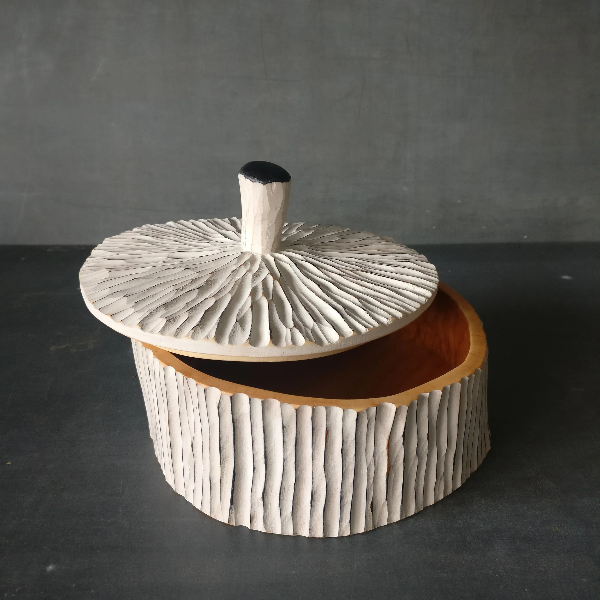 Eine flache ,geschnitzte, weiß bemalte Holzdose oder Urne mit kanelierter Struktur. Mit einem Knauf auf dem Deckel. Verwendbar als Schmuckschachtel oder Keksdose.