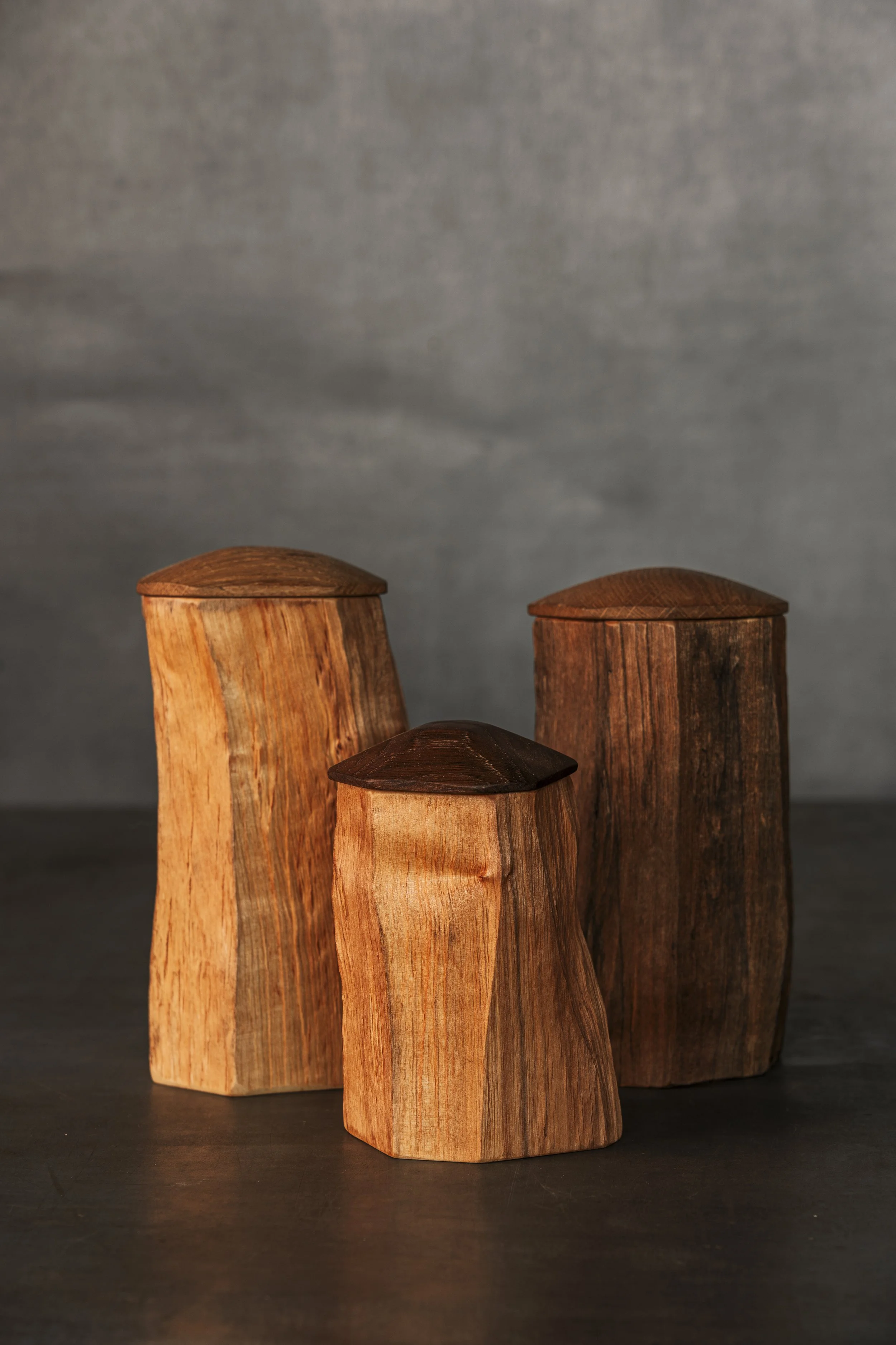 Drei handgearbeitete Holzgefäße oder Urnen mit natürlicher , gespaltener Oberfläche und polierten Deckeln au Mooreiche.