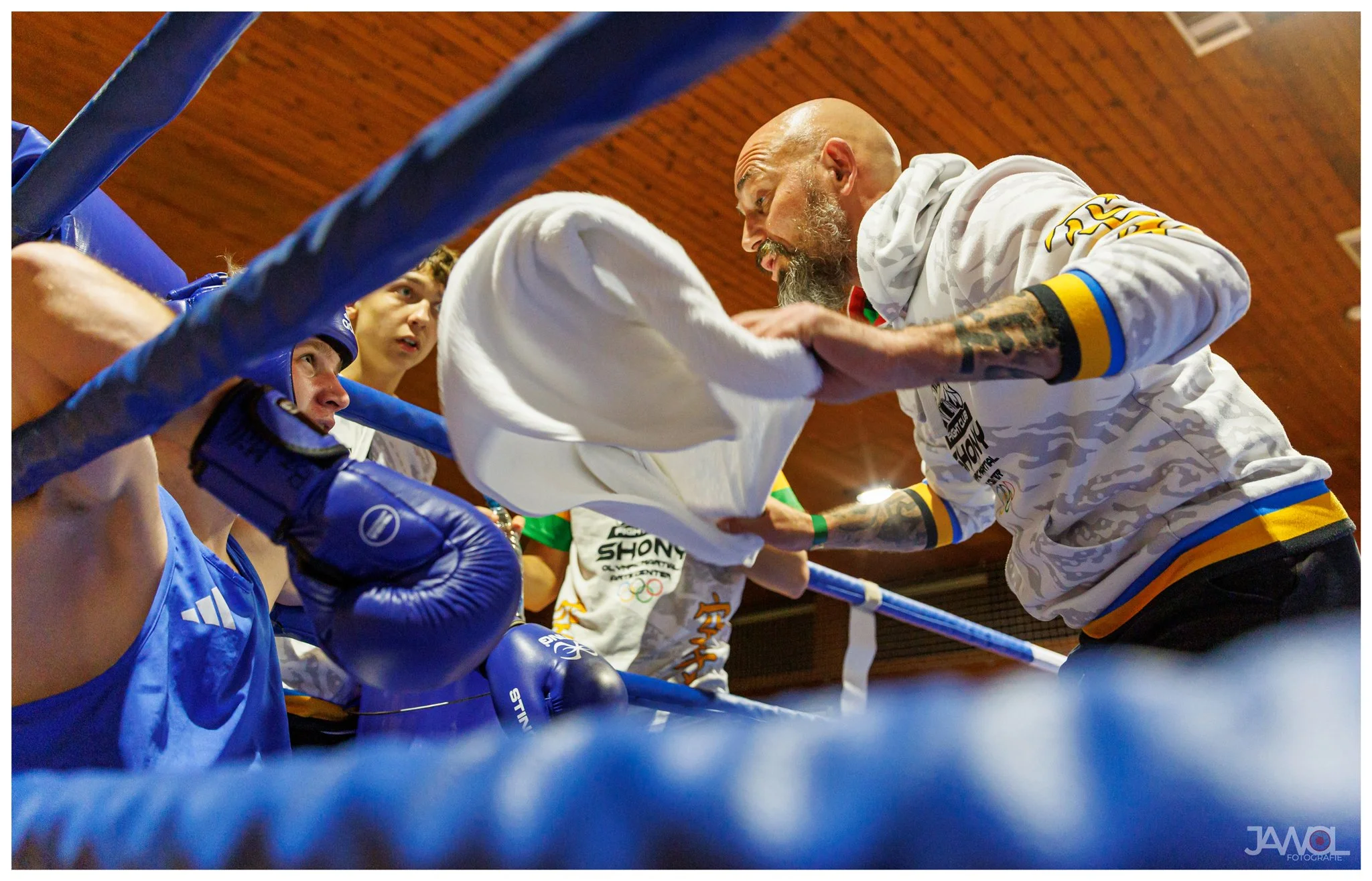 Boxtrainer unterhält sich mit einem Boxer während eines Trainings im Ring.