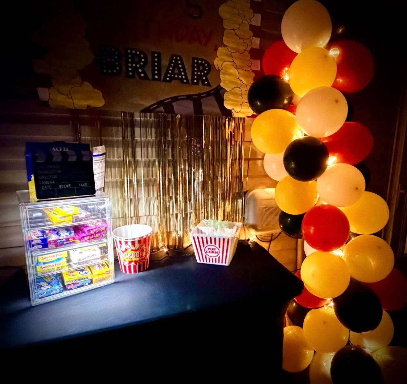 🎬✨ Movie nights are officially in full swing&hellip; and honestly, who doesn&rsquo;t love a glowy night in the backyard? 🍿🌙 

#bringingthevibestoyou #events