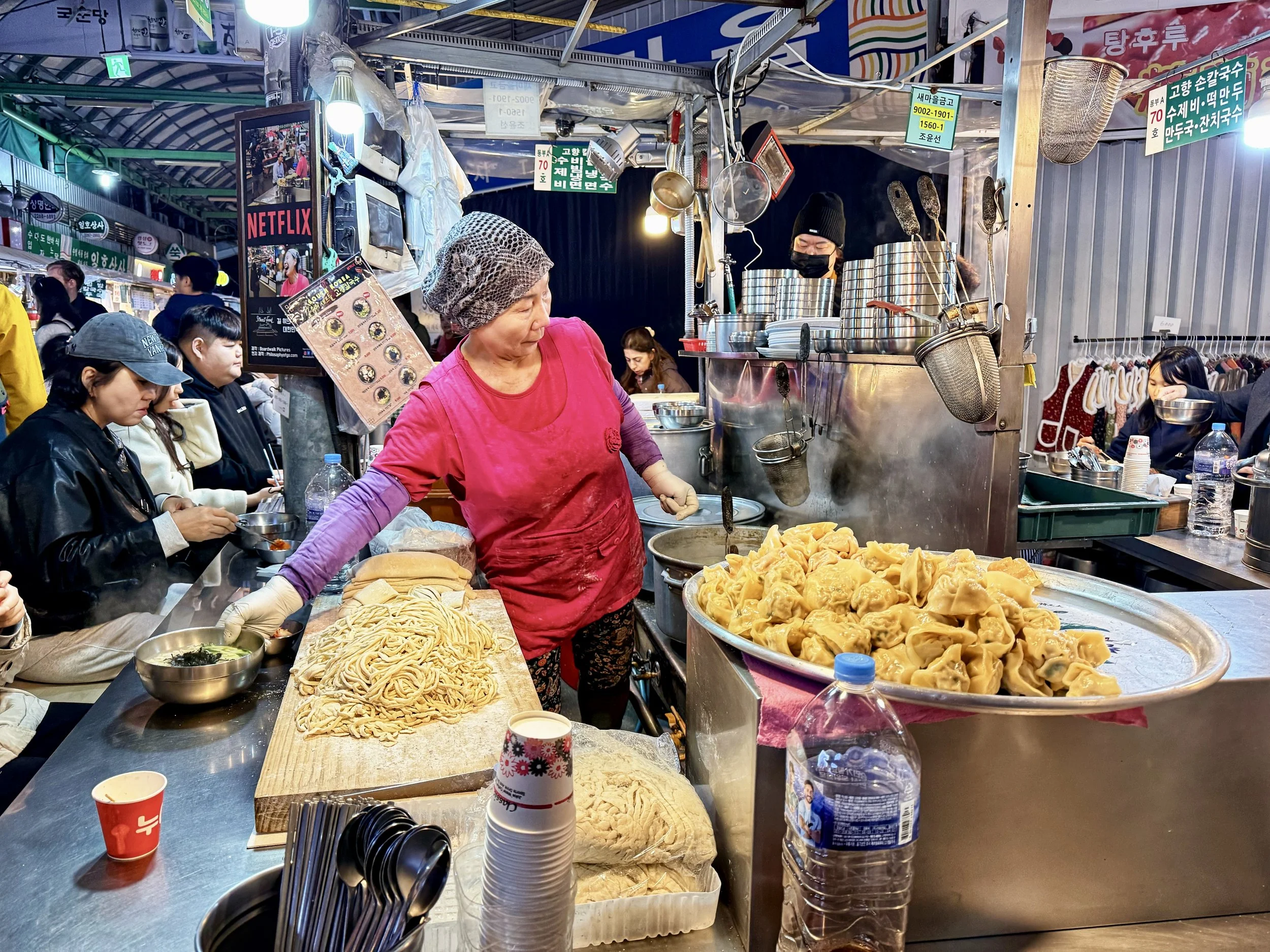 The famous woman at the knife-cut noodles stand