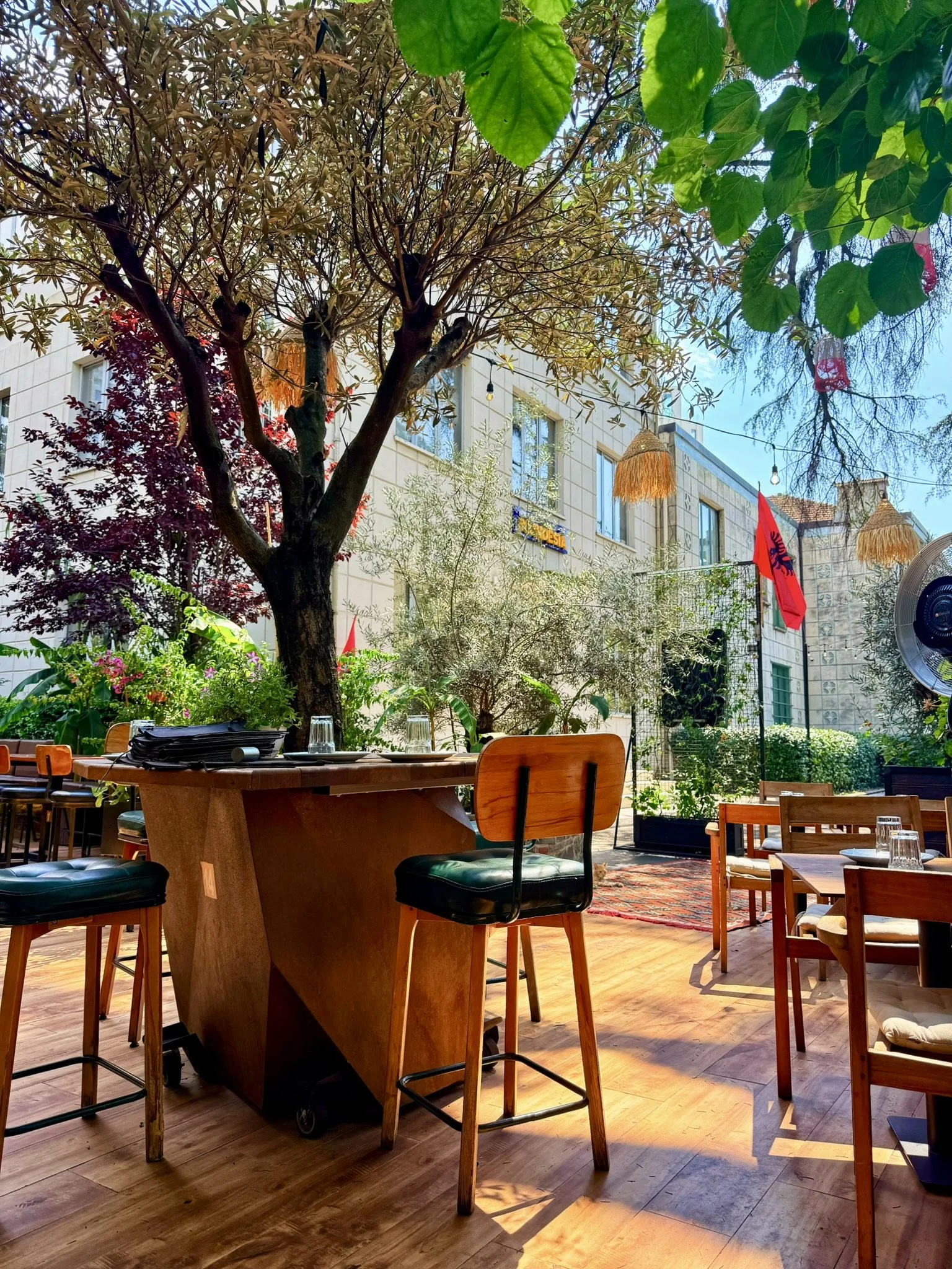 n'Mes restaurant patio
