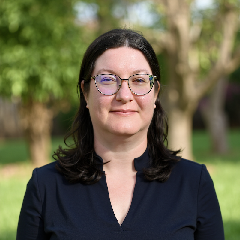 Natalie Hoop — Coach for Fractional Leaders and Fractional COO, smiling headshot