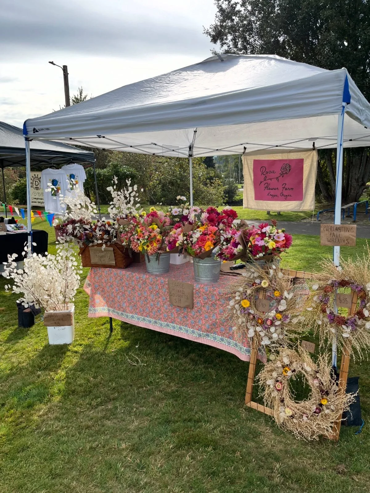 Just want to say a huge thank you to everyone who came out to the market this year and bought flowers!!! I feel so grateful for all the support and friends I made this summer. It was a good first market season and I have learned soooo much. Looking f