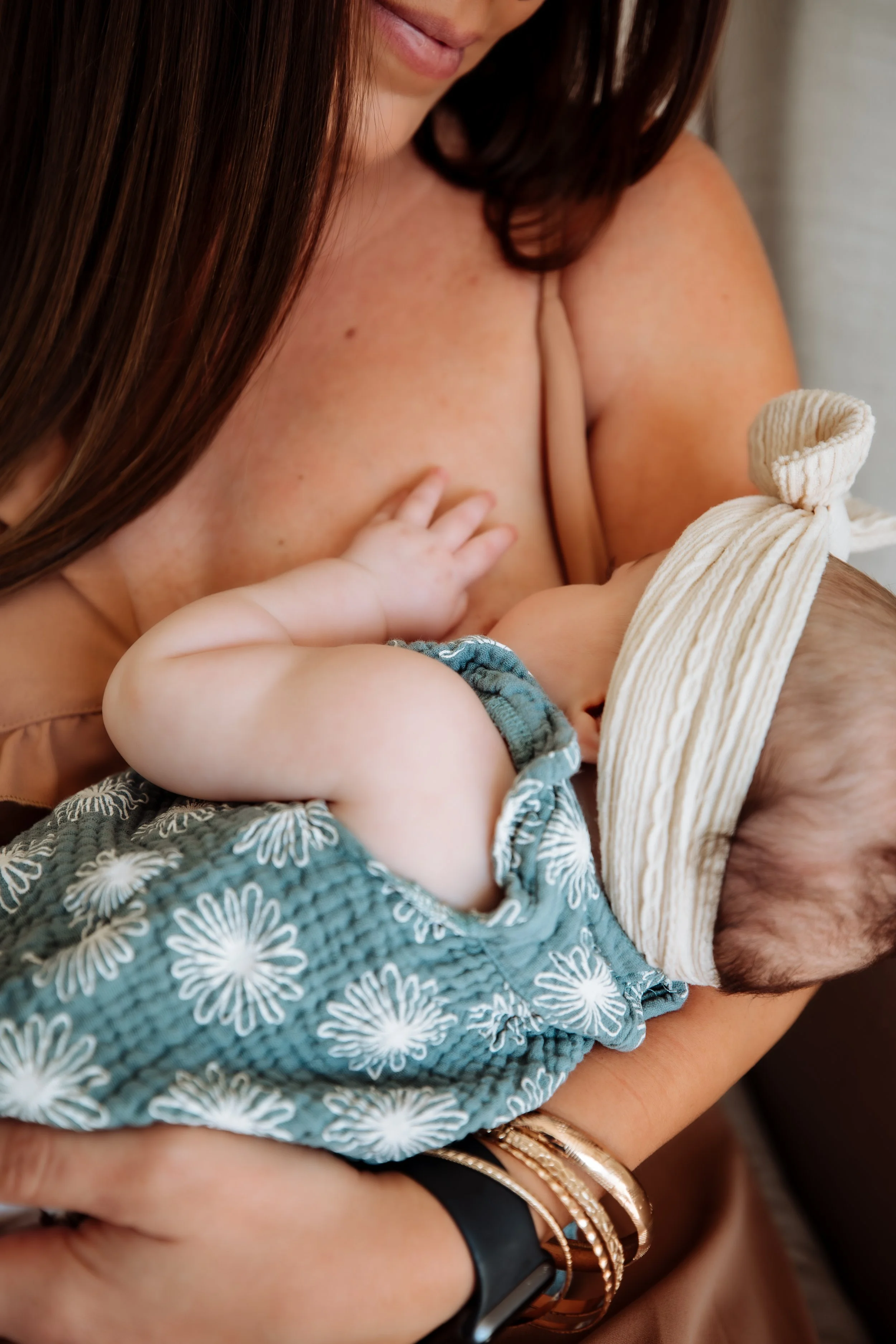 Feeding on Demand vs. Feeding on a Schedule: What Does Your Baby Actually Need?