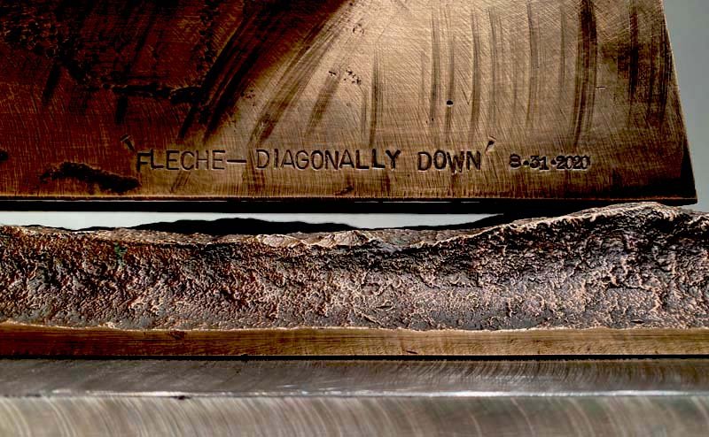 800Fleche_dia down_DETtitleTXScrop.jpg