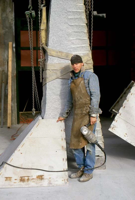 800JVA_1989_DemPlazaTotem_Wells.jpg