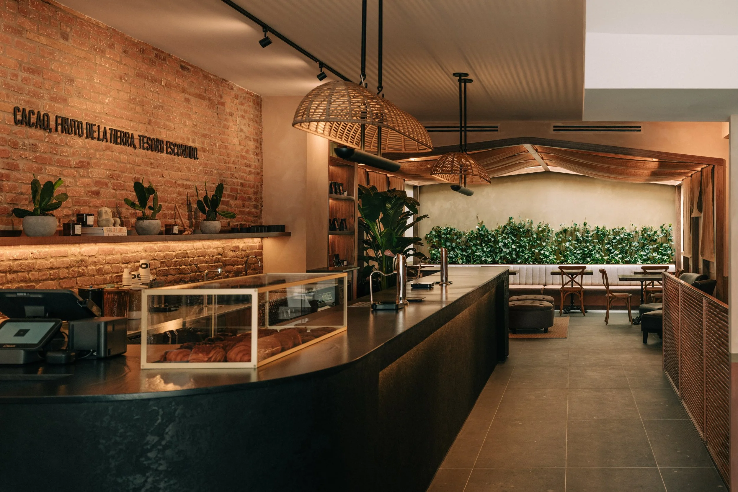 Congrats to @oolcacao, NYC&rsquo;s first cacao caf&eacute;, opening today in SoHo! 🤎

Conceived as a modern taller de cacao &ndash; or cacao atelier &ndash; &Oacute;OL is is rooted in cacao&rsquo;s Mesoamerican origins and inspired by founder Ilana 