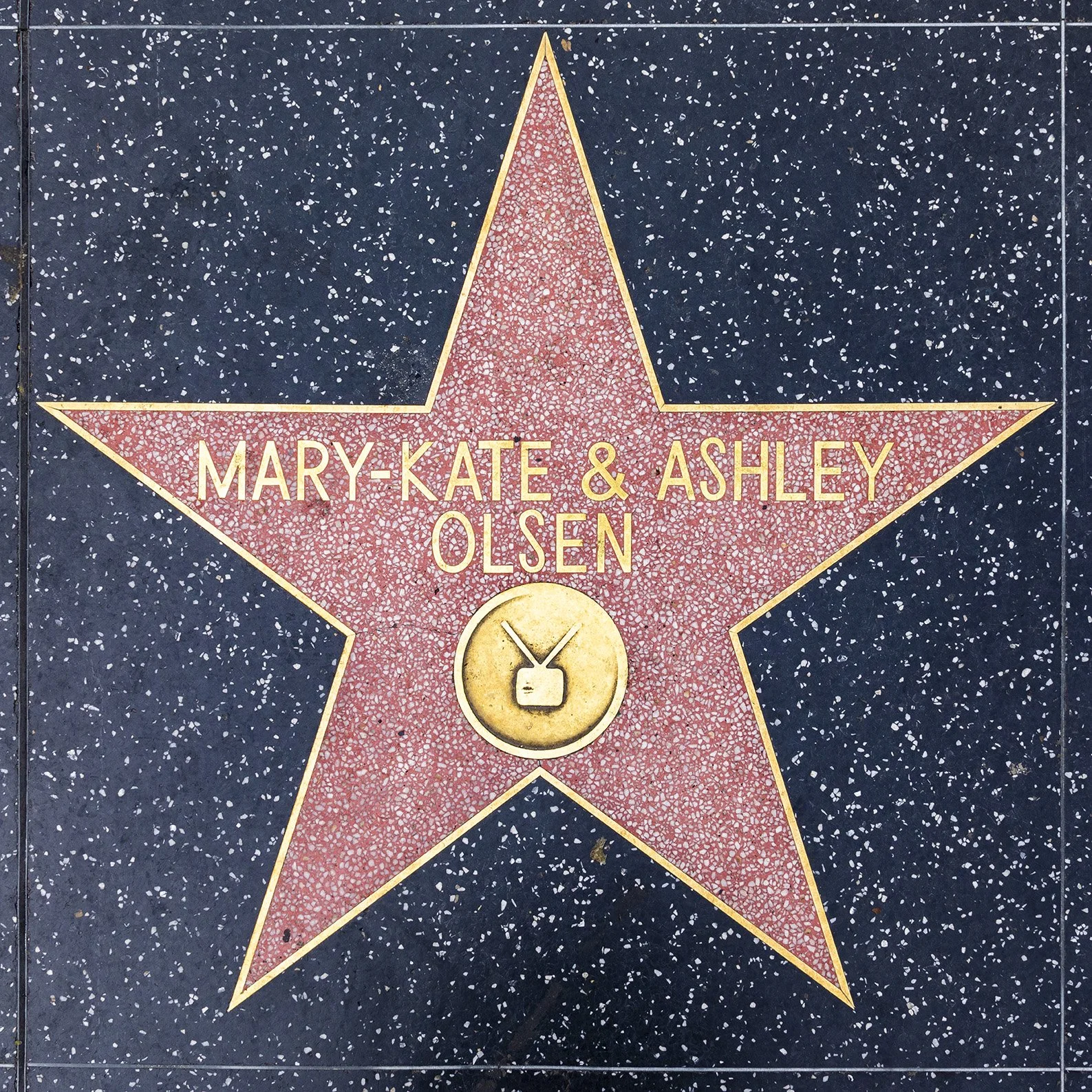 Dualstar Entertainment Group | Consumer Products & Fashion