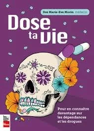 Couverture de livre intitulée 'Dose ta vie' avec un crâne décoré de fleurs et de capsules, texte en français.