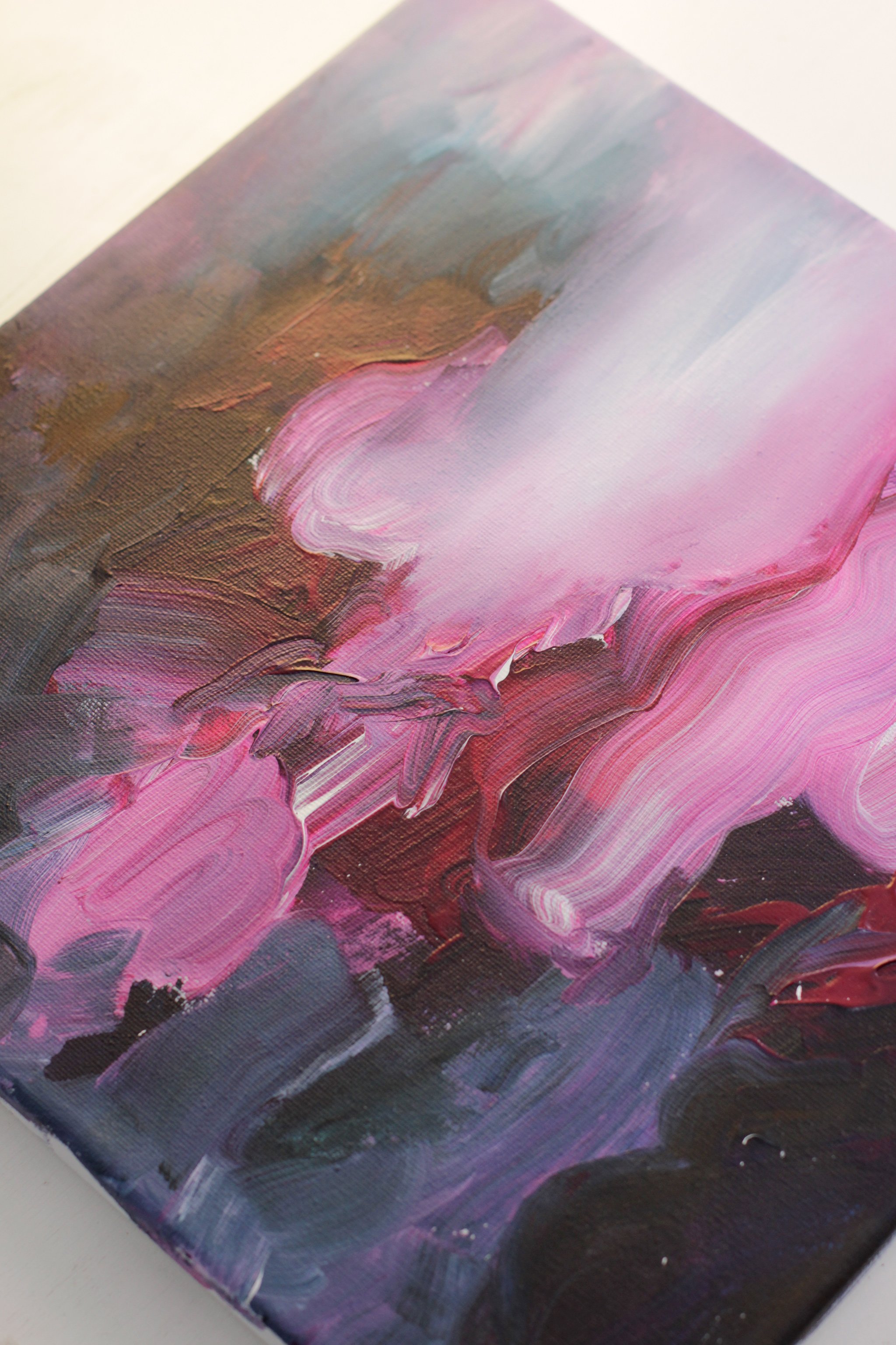 Abstrakti maalaus, jossa pinkkejä ja tummia värejä