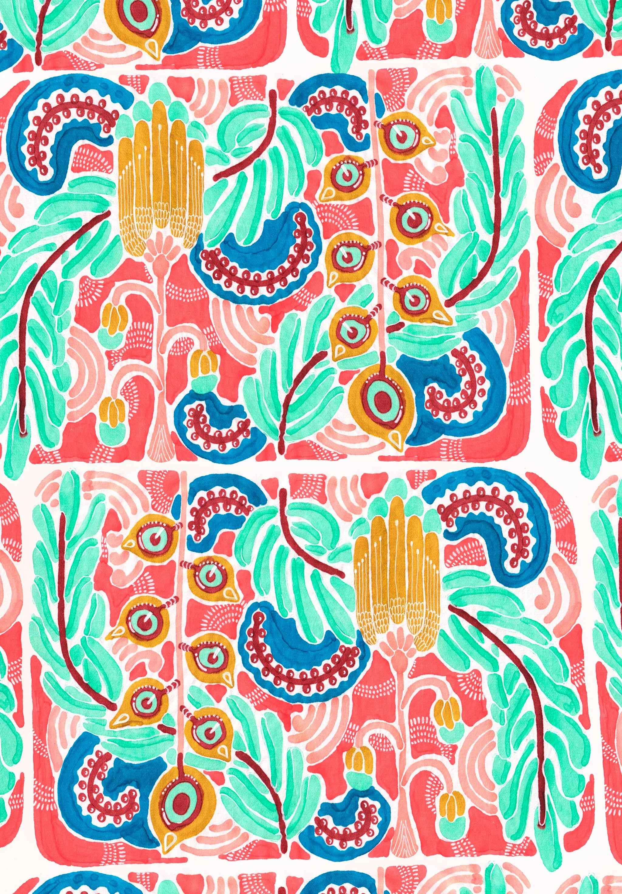 Värikäs, kukkakuviollinen tekstiilihuivi, jossa on lehtiä, kukkia ja abstrakteja kuvioita punaisen, vihreän, sinisen ja keltaisen sävyissä.