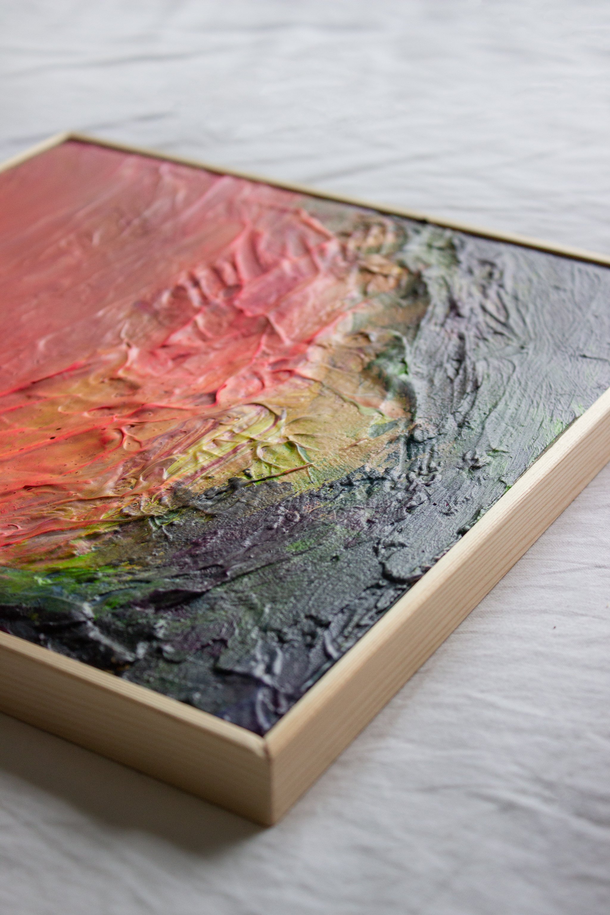 Kuva abstraktista taideteoksesta, jossa on paksuja maalaustekstuureja ja näkyviä siveltimen vetoja, väriltään pääasiassa pinkkiä, vihreää, mustaa ja harmaata.