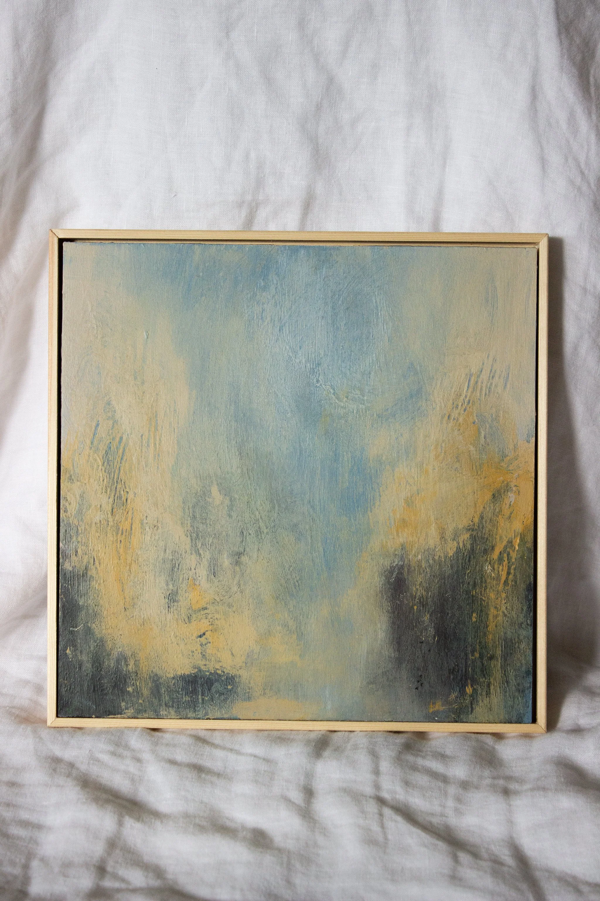 Abstrakti maalaus, jossa on sinisiä, keltaisia ja harmaita sävyjä.