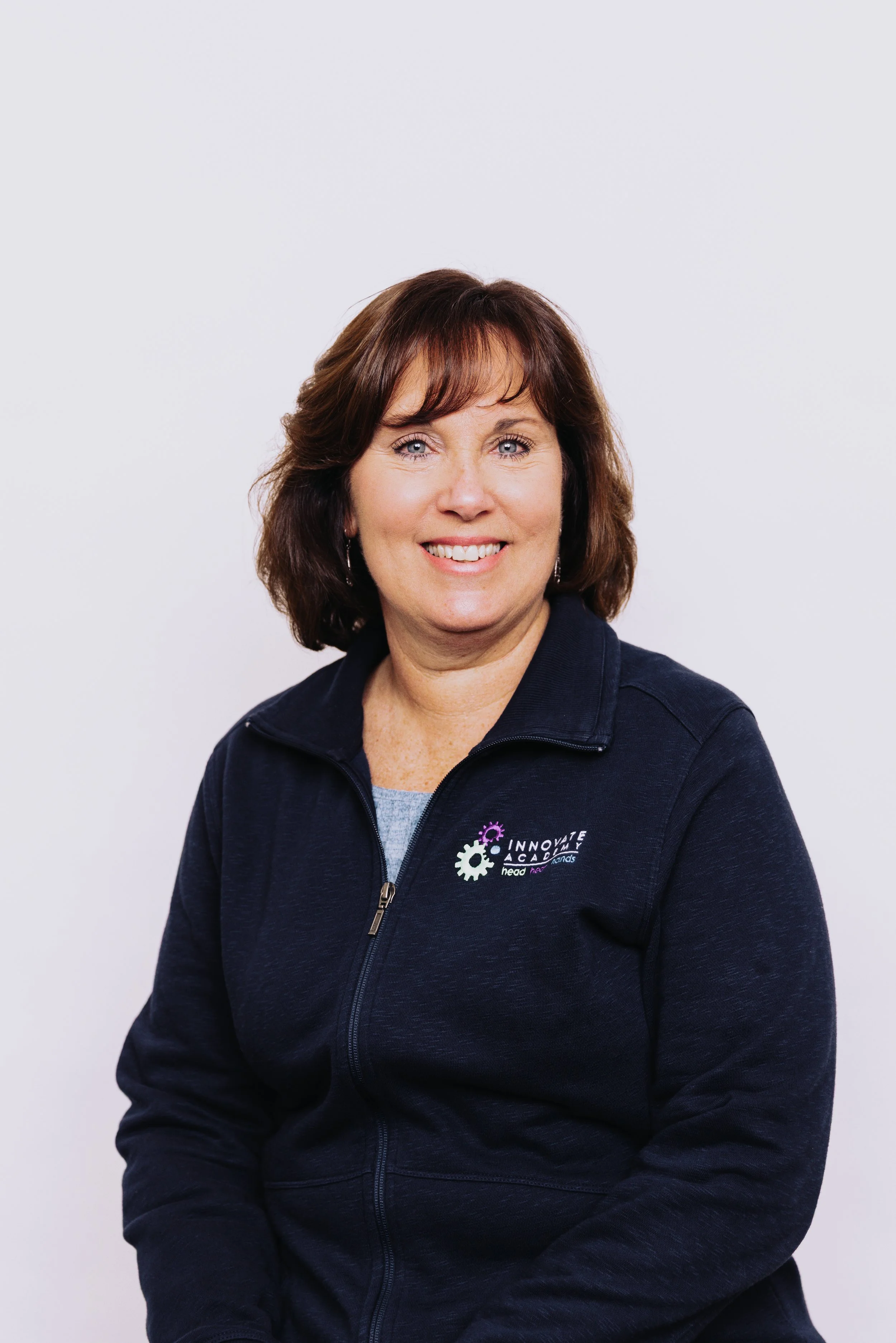 Logo for Innovate Academy featuring three blue gears and the text 'INNOVATE ACADEMY'.