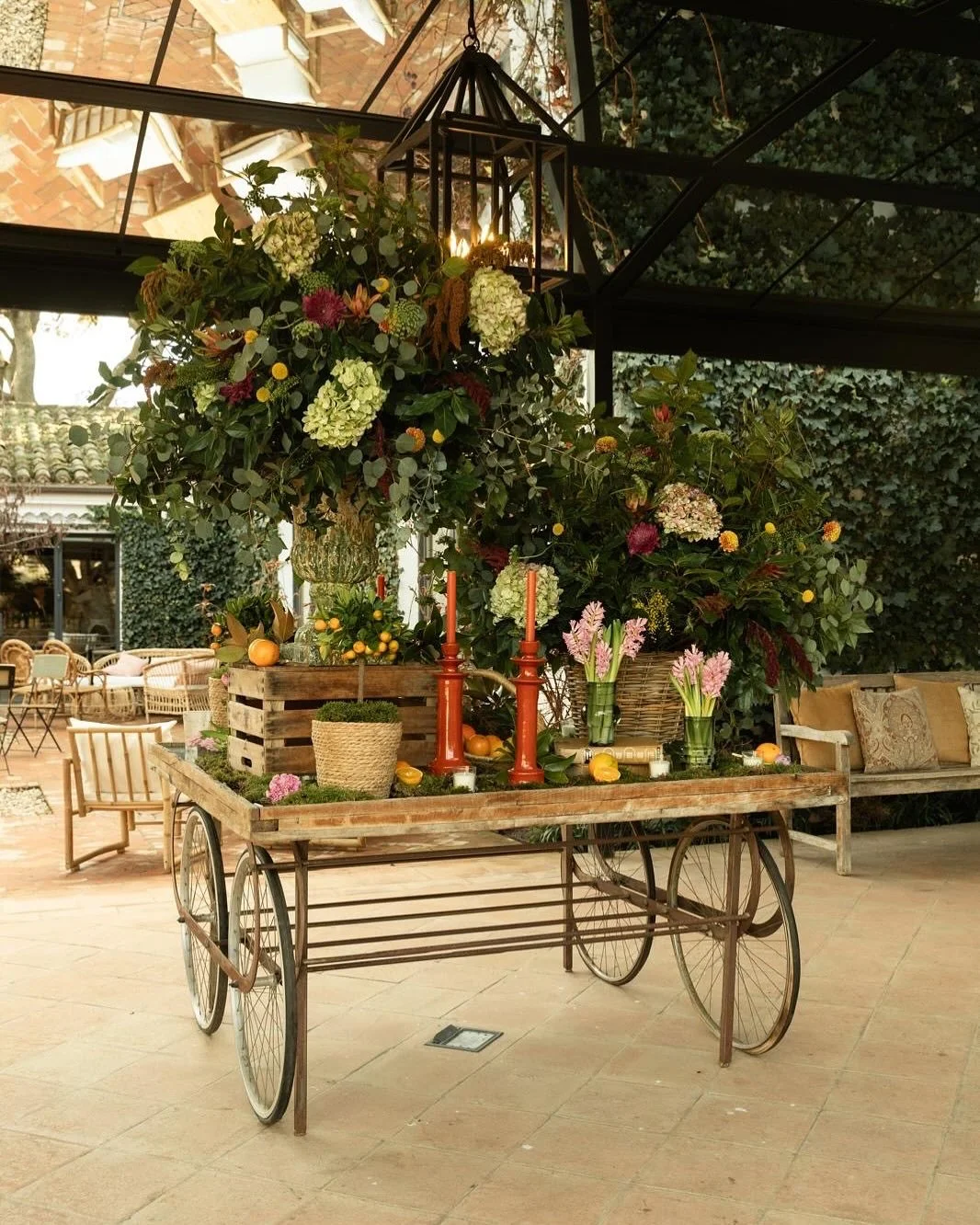 Colores, texturas y un poco de caos ordenado🧡 un bodeg&oacute;n ideal para Los Cuadros @grupolablonda 
.
.
.
#flores #wedding #martazpeitiaflores #martazpeitia #martazpeitiabodas #ramosdenovias #2024wedding #bodasmadrid #novias2024 #bodas #bodasespa